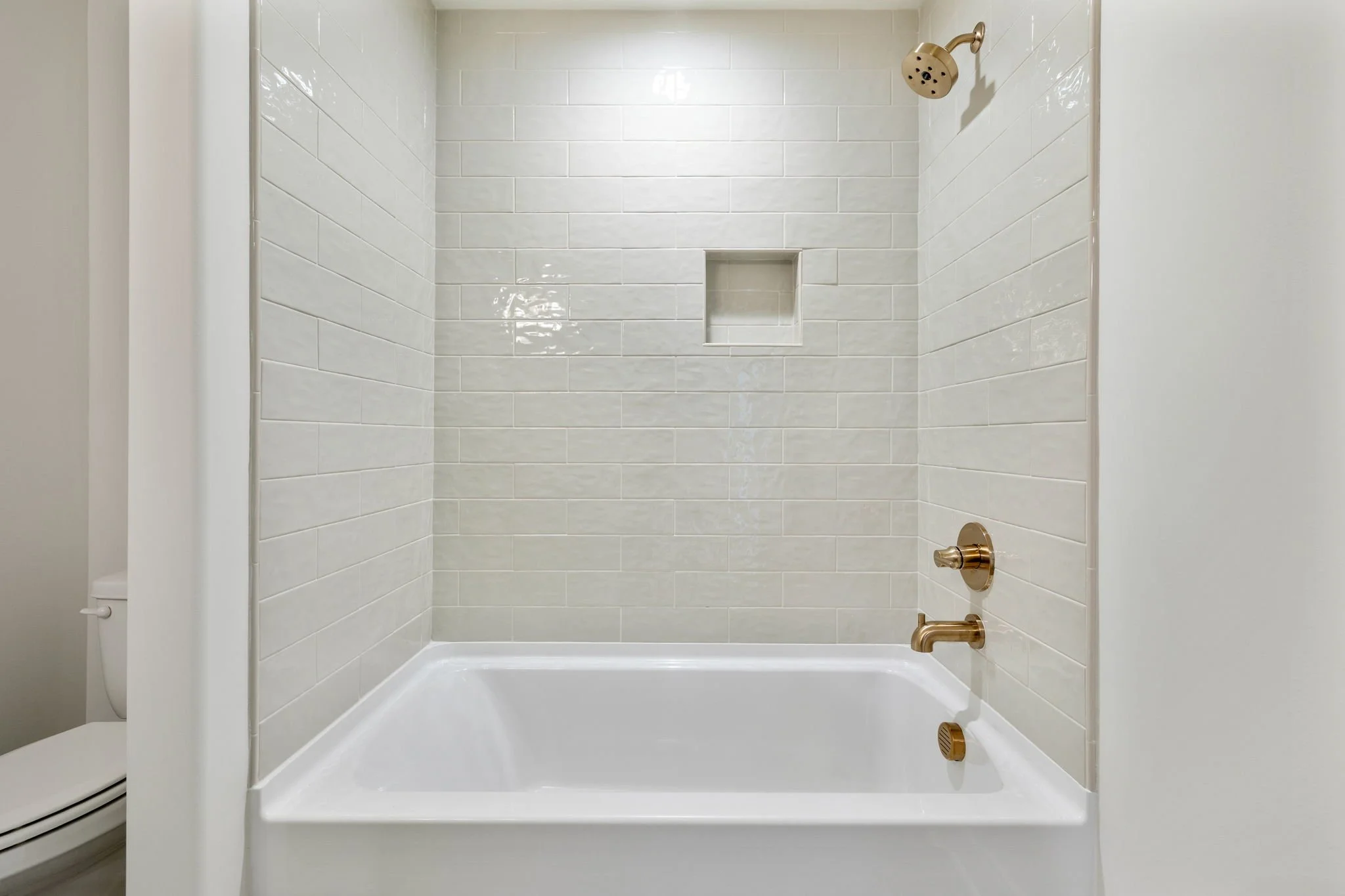 44-web-or-mls-213 Bellsford Rd - 008.jpg