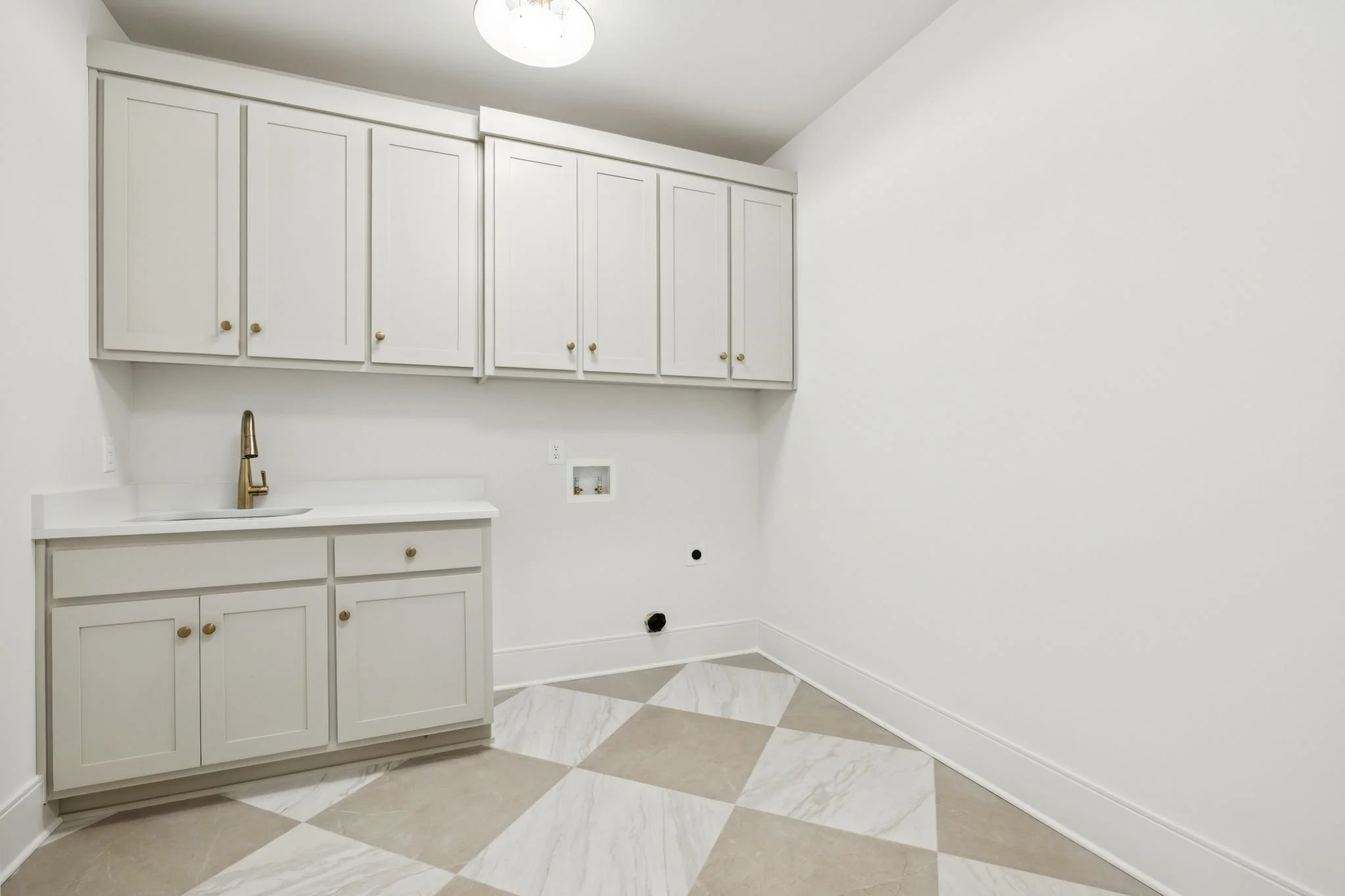 48-web-or-mls-213 Bellsford Rd - 012.jpg