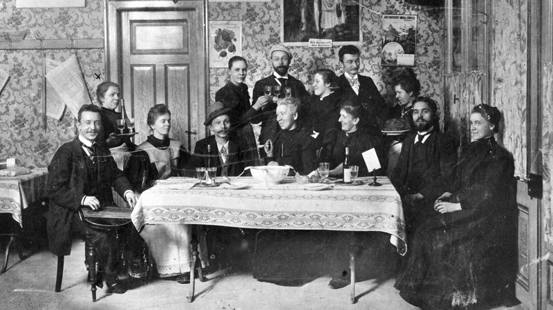 A bunch of hipsters in Williamsburg at the latest trendy veg restaurant. Just kidding, this photo is from a veg restaurant in Zurich in 1898. 
