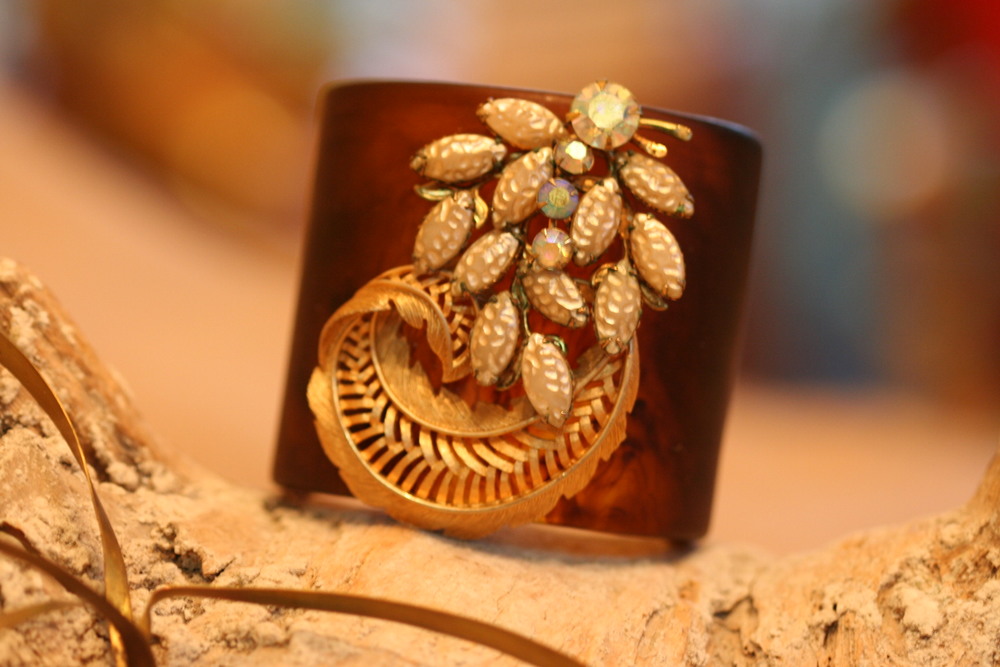  Give the gift of bling with this tortoise cuff, adorned with two vintage brooches!&nbsp; 