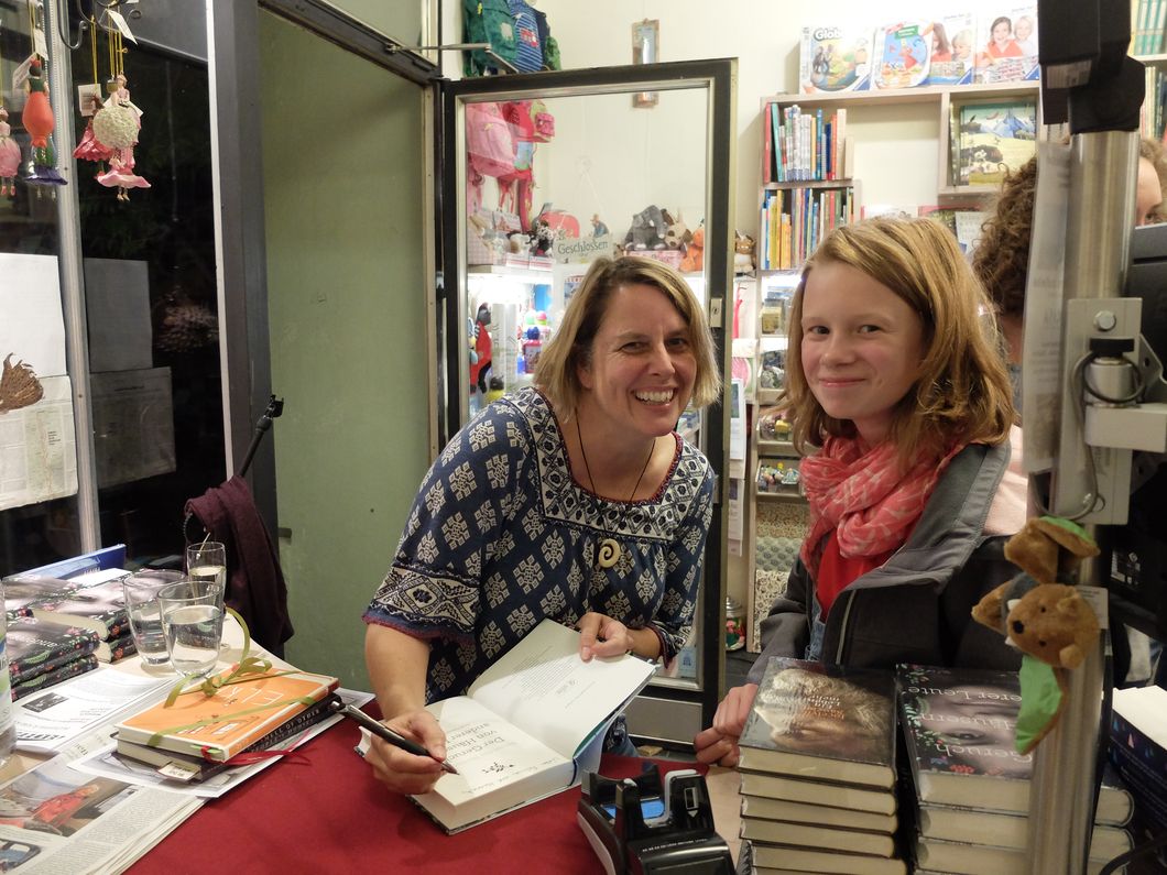 Signing for Hannah. (Photo by Frederike Wagner)