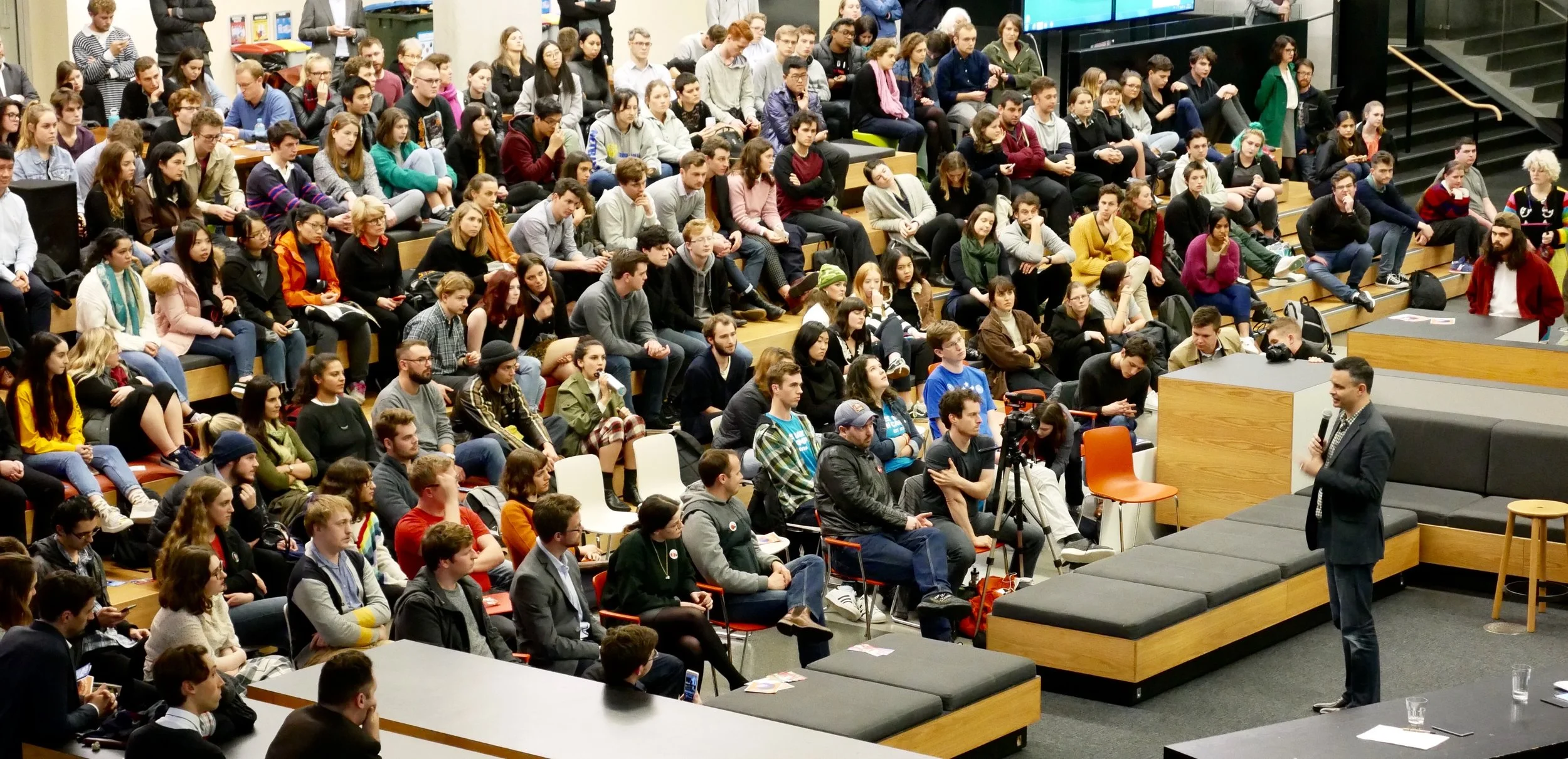 "Yuuuuuge" crowd at the VUW PolSoc Electorate Debate