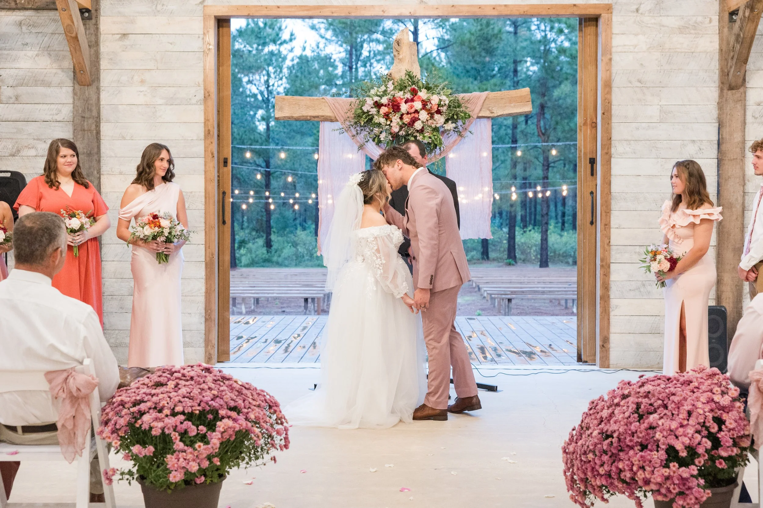 Hot Springs Arkansas bride and groom photography by Hannah Capps