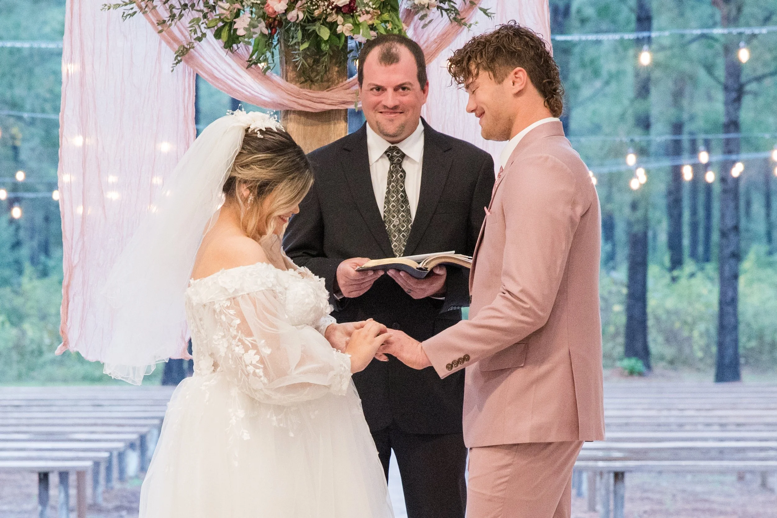 Light and airy Arkansas wedding photography by Hannah Capps