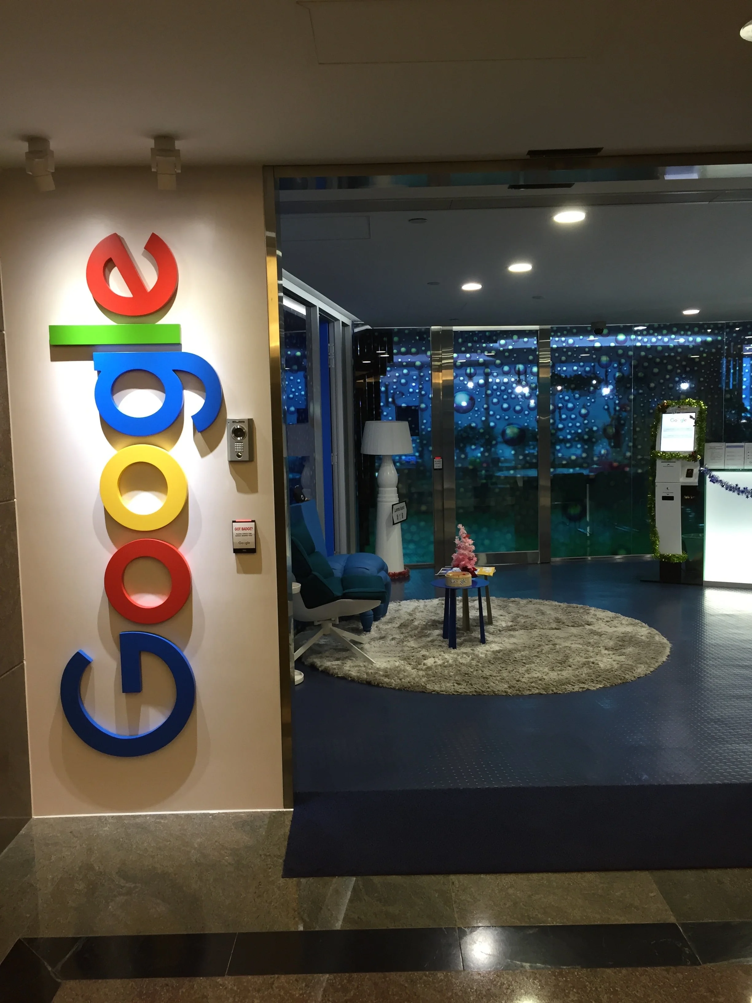 The HK office is so cool - lots of mini drinks and yummy snacks. We met quite a few Googlers there as we walked through! 