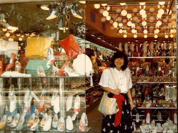 Hong Kong shoe shop, snakeskin, suede, patent leather, style, stilettos, ballet-flats, jutti-shoes, jelly-shoes, kitten heel, platform-shoes, court-shoes, mules, ankle-wrap