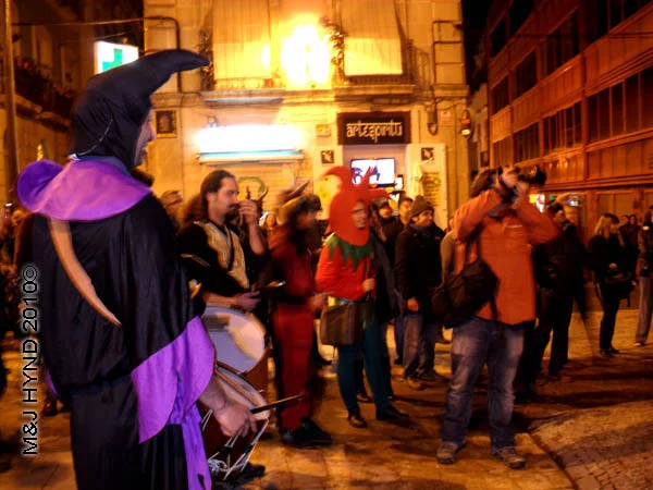 bloke with big camera / medieval #1-: spain Alicante Carnival Fiesta, Costa Blanca, harlequin costume, court jester, cameraman, strolling troubadours, drummer, medieval music spectators