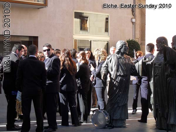  spain elche, Holy Week, Hallelujah Procession of the Brotherhood Easter Sunday, Basilica de Santa Maria, statues, have a break marching band players 