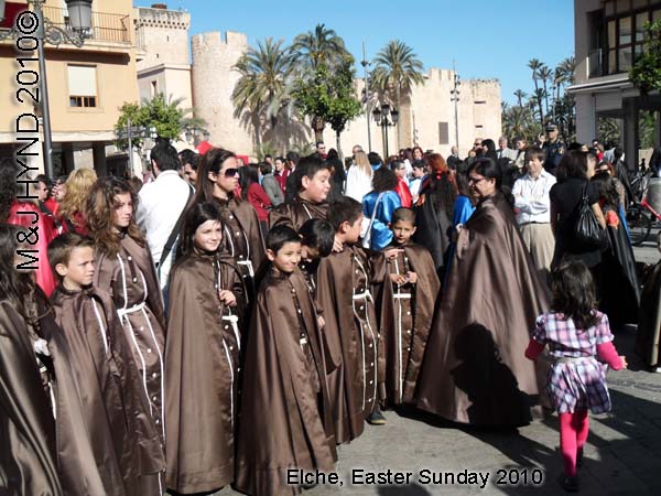  spain elche, Holy Week, get ready Hallelujah Procession of the Brotherhood Easter Sunday, many-coloured long robes capes, Palacio de Altamira 