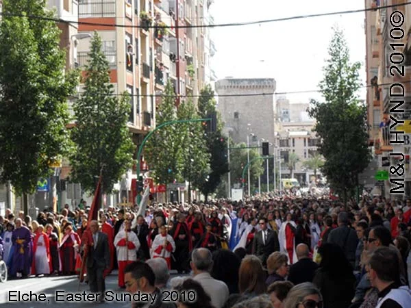 spain elche, Holy Week, Hallelujah Procession of the Brotherhood Easter Sunday, many-coloured long robes capes, Palacio de Altamira, flag-bearers thousands of participants