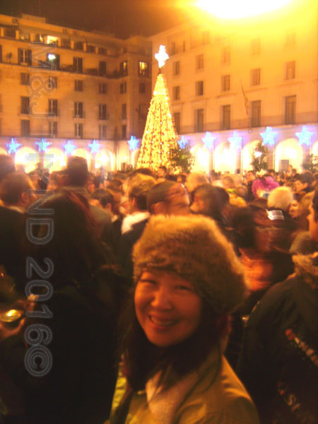  spain downtown Alicante, fiesta nochevieja New Years Eve, crowds, tall Christmas tree 