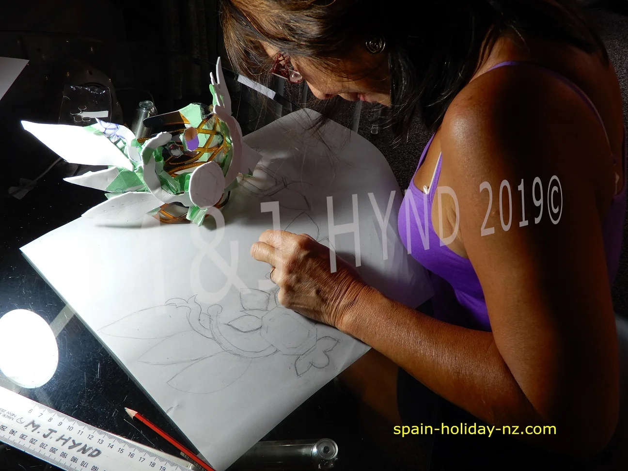 artiste hard at work, at the table of creativity….
