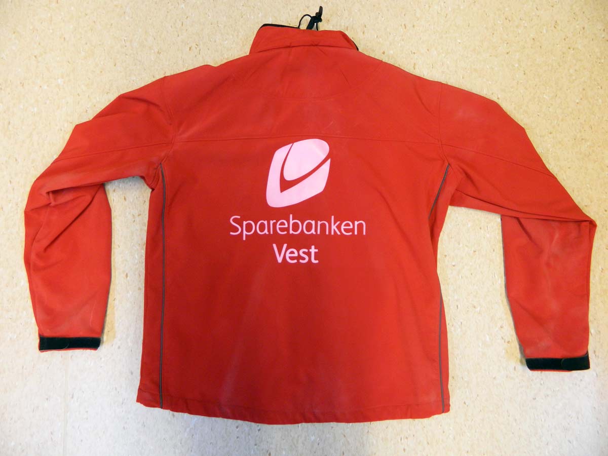 Her ser man hvordan rødfargen har "blødd" over på den hvite logoen og gjort den rosa.