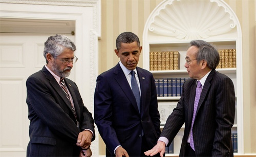 President Barack Obama i samtaler med Dr. John Holdren, leder av Office of Science and Technology Policy og energiminister Steven Chu in det ovale kontor. Foto: Pete Souza
