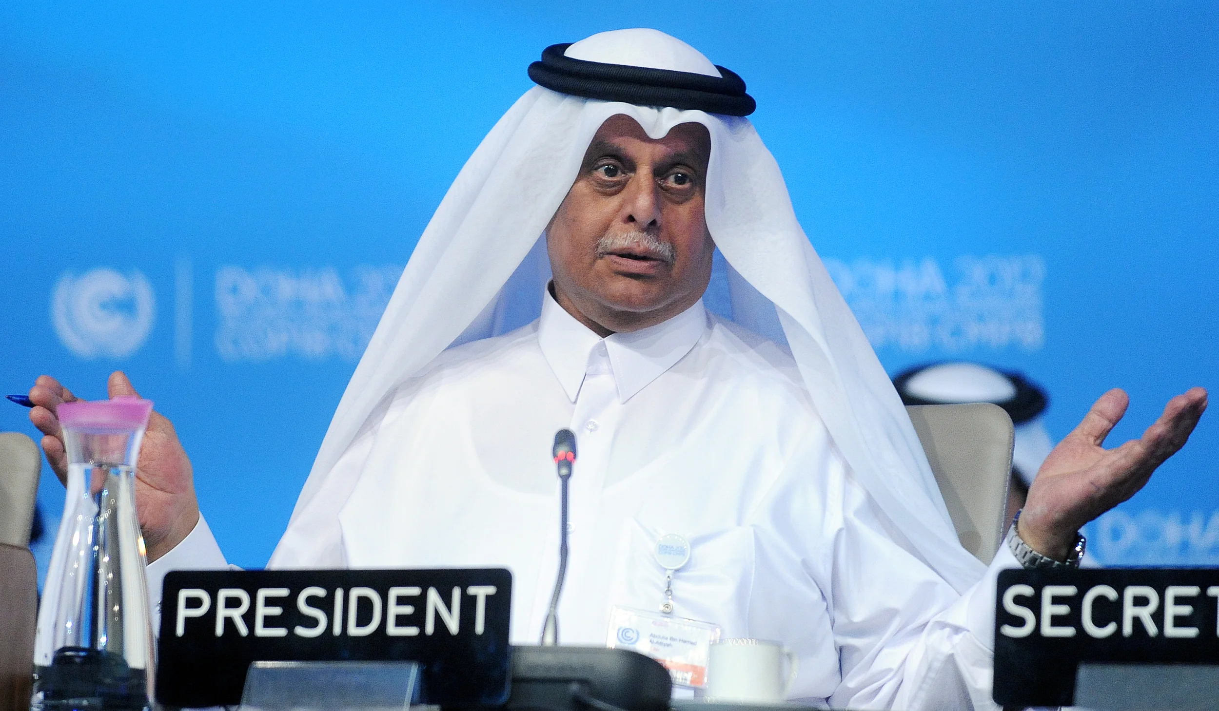 COP-presidenten Abdullah bin Hamad Al-Attiyah banket gjennom beslutningene. FOTO: Leila Mead/IISD