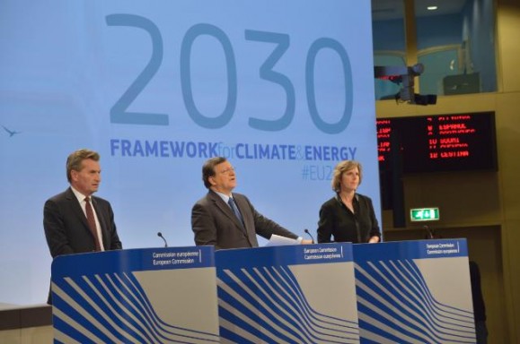 2030-forslaget ble lagt fram 22. januar av energikommissær Oettinger, kommisjonspresident Barroso og klimakommissær Hedegaard.. Foto: EU-kommisjonen.