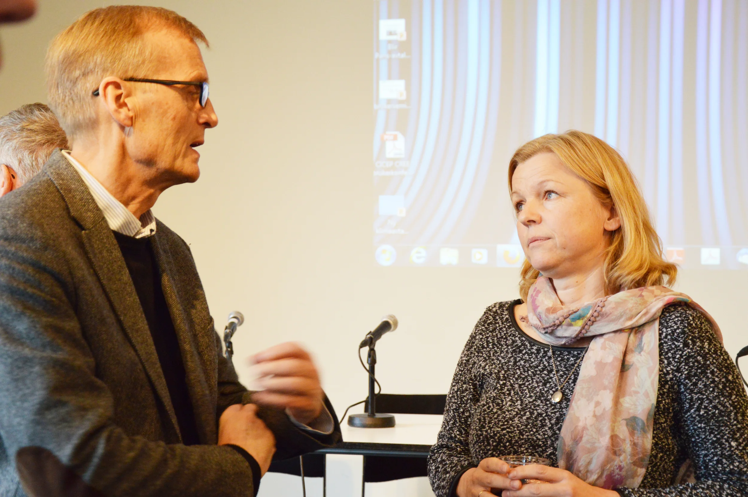 Jon Hovi, forsker ved institutt for statsvitenskap UIO og CICEP og fungerende leder ved CICEP og CICERo forsker, Guri Bang, diskuterer i pausen. Foto: CICEP/Astrid Arnslett 