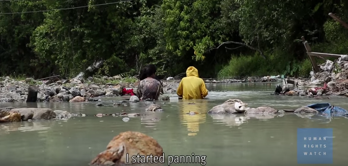 Kids Risk Death Diving for Gold in the Philippines
