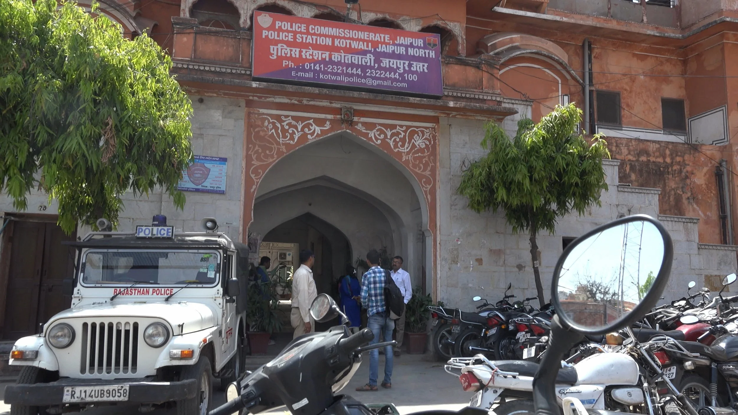 Waiting for the police to commence the raid © Jatin Makkar