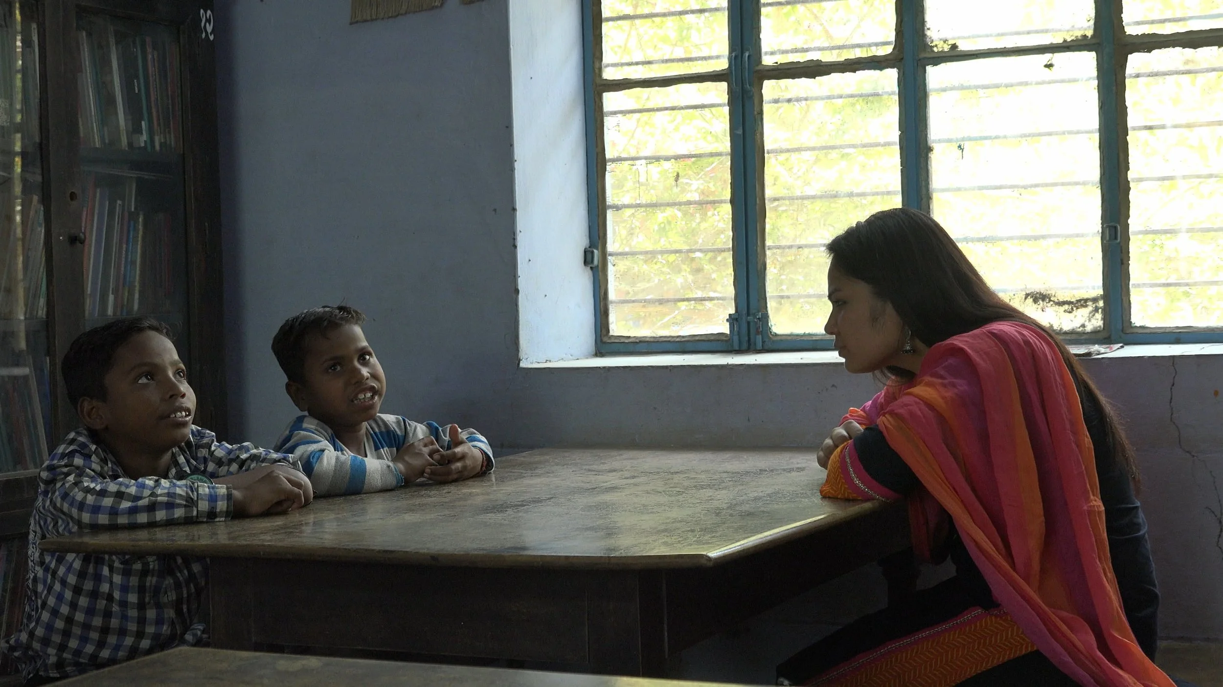 Alpana talks with Rizwan and Noman © Ravi Yadav