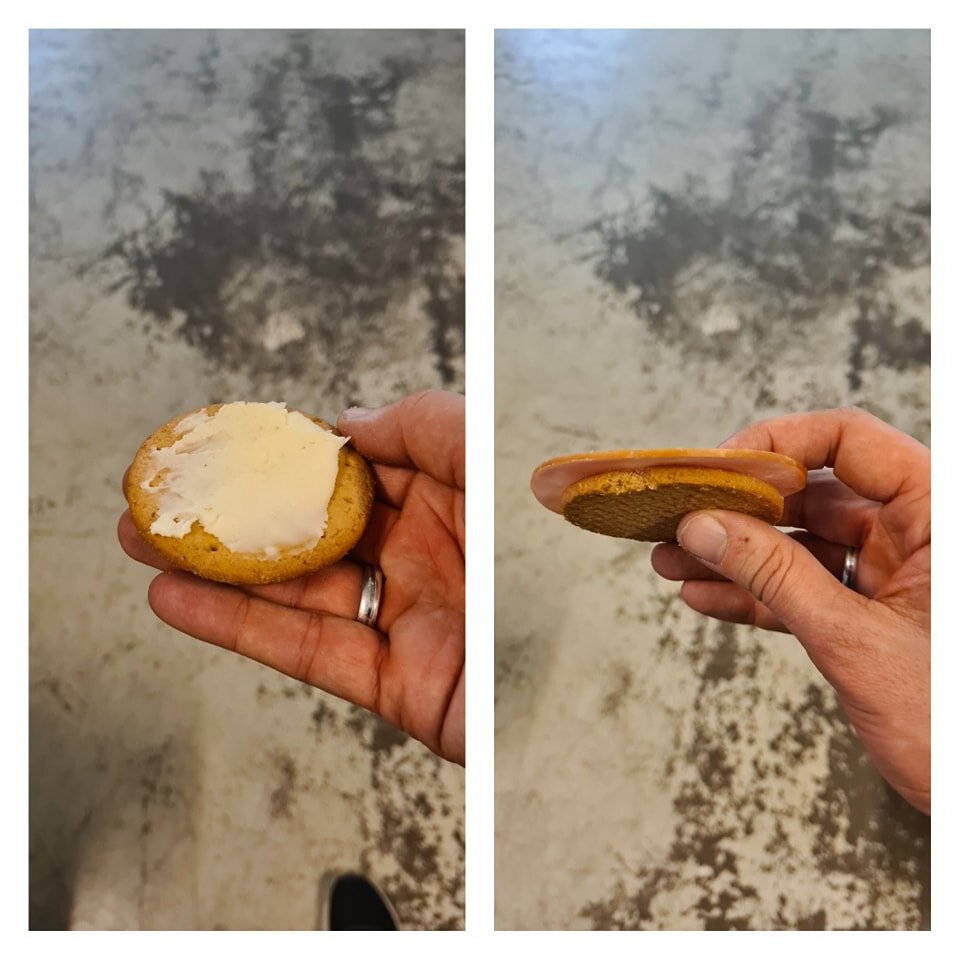 Nogle gange går det lidt stærkt.
Her til eftermiddag/aften, har jeg haft tre ryg-til-ryg familiefotograferinger, så ingen tid til at hente mad fra den lokale sandwichpusher. Men heldigvis efterlod min datter sig nogle kiks i skuffen