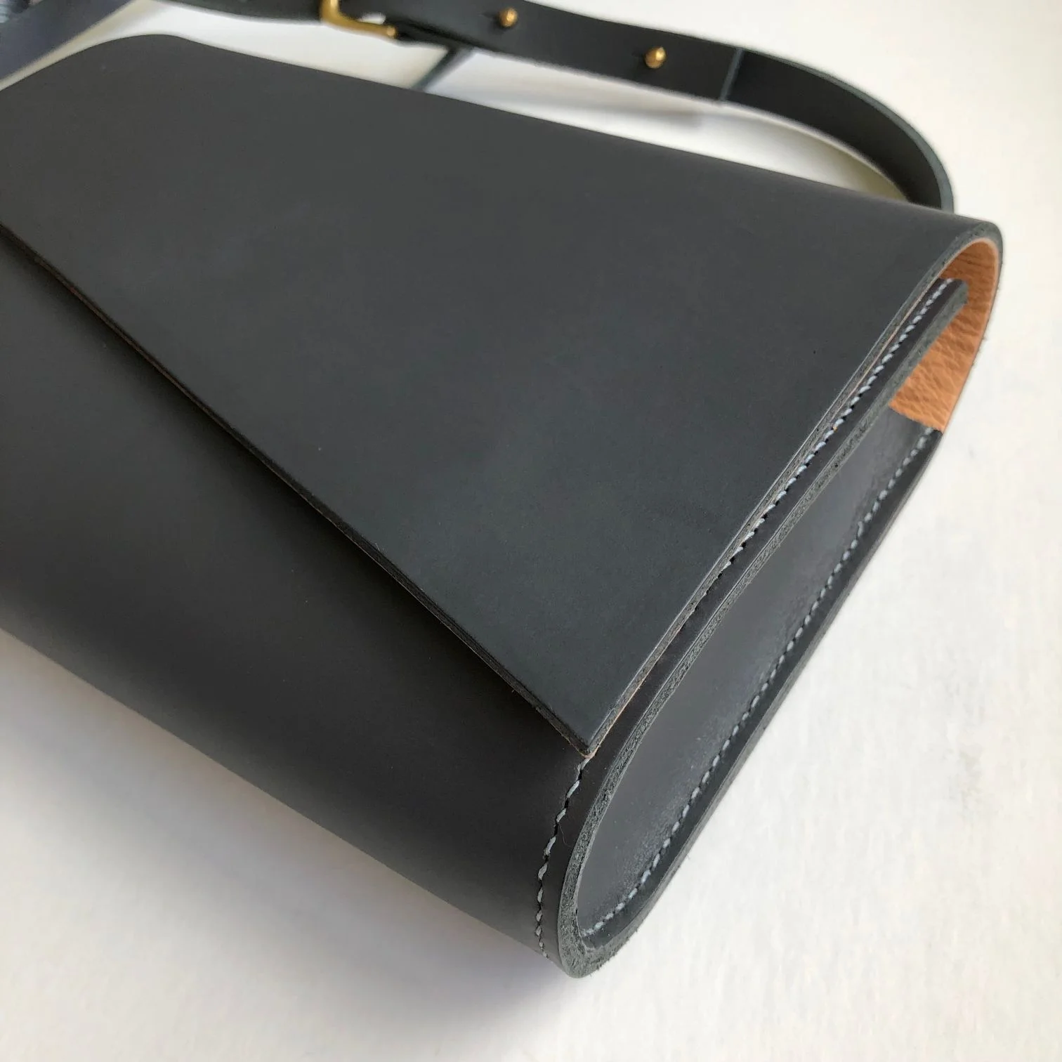 CARV-grey-leather-bag-7.jpg