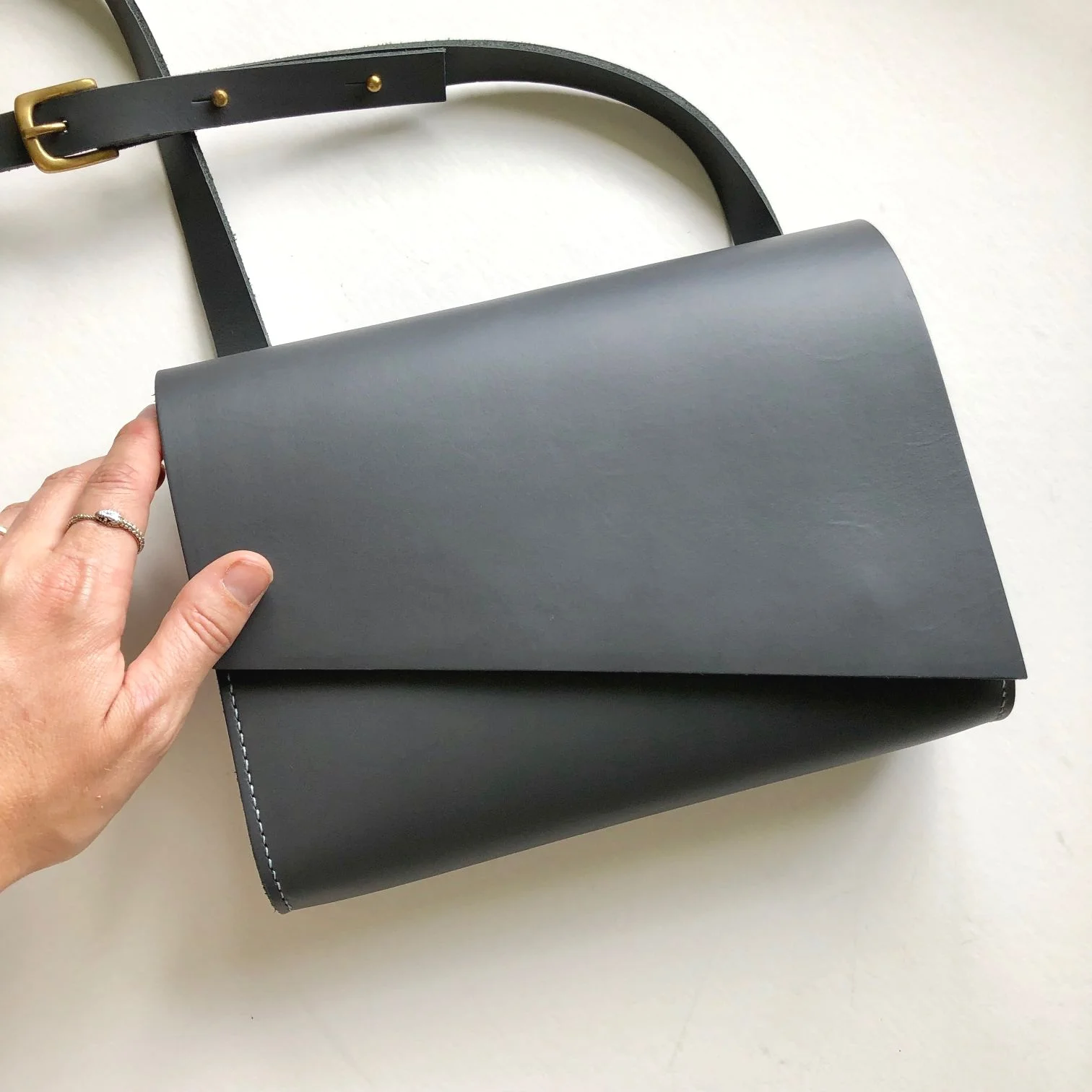 CARV-grey-leather-bag-12.jpg