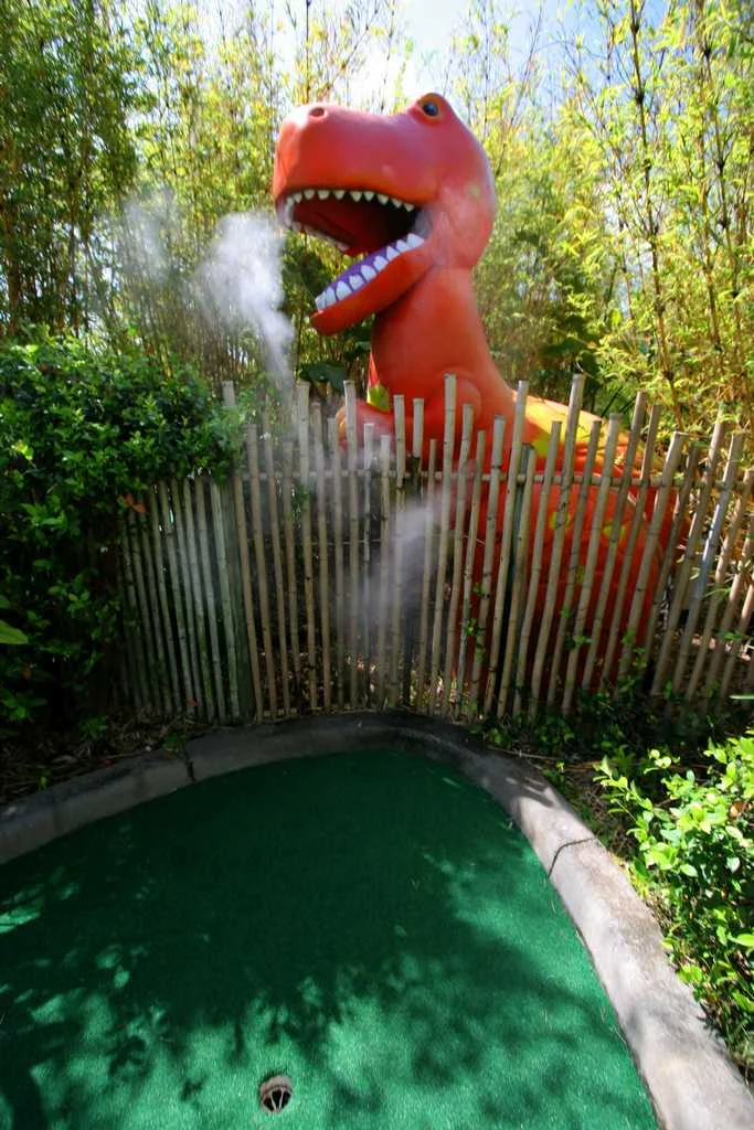 0100 Marc's DinoPutt - Hole 7.JPG