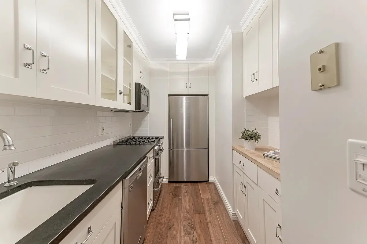 305 East 24th Street, 8F