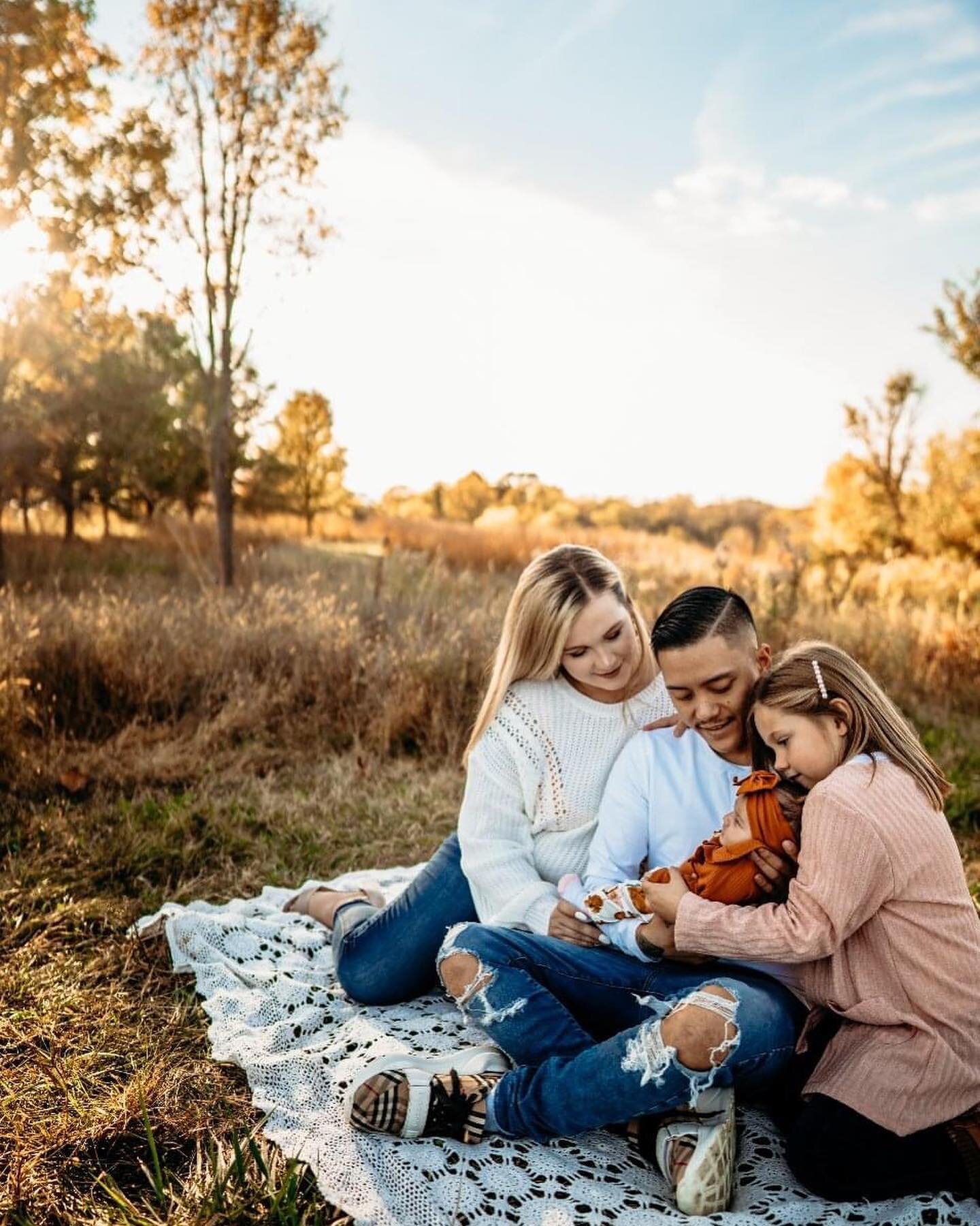 A gorgeous outdoor newborn sesh! Updating the gram really makes me miss the fall scene. 🍂🌾