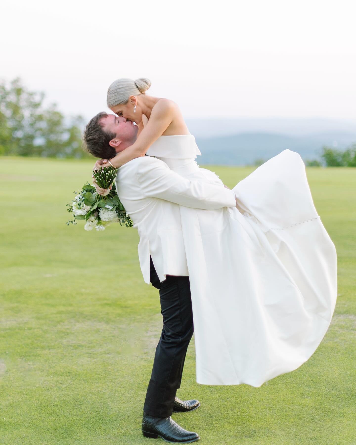 Robert + Peyton Smith! 4.27.24 #colorboxweddings

plan: @ashleyashwander 
beauty: @yazmincavale @yazmincavaleglowpro 
dress: @birchonmain 
florals: @inbloomhsv 
reception venue: @theledgesclub 
rentals: @shindigsandsuch