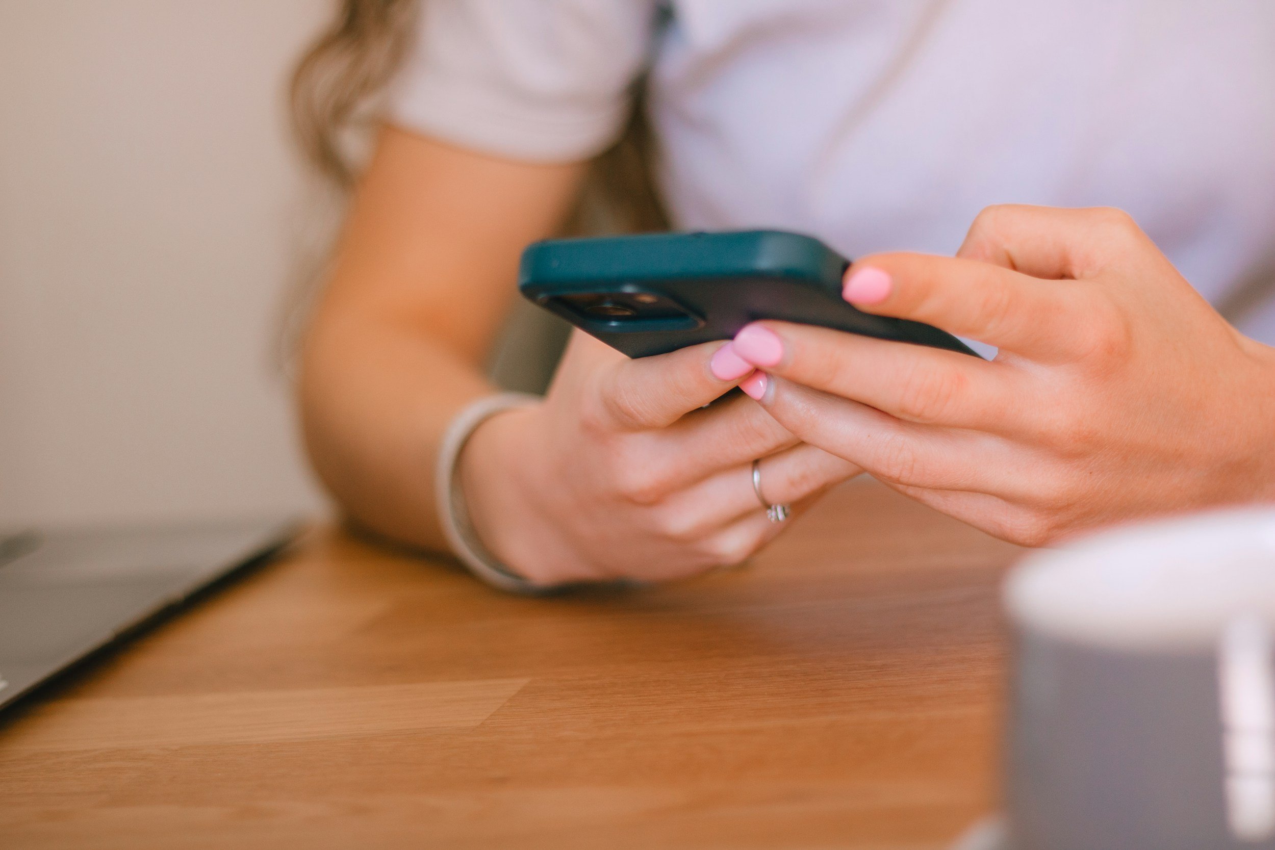 Creating Tech Boundaries That Stick: A Therapist’s Guide for Parents and Teens