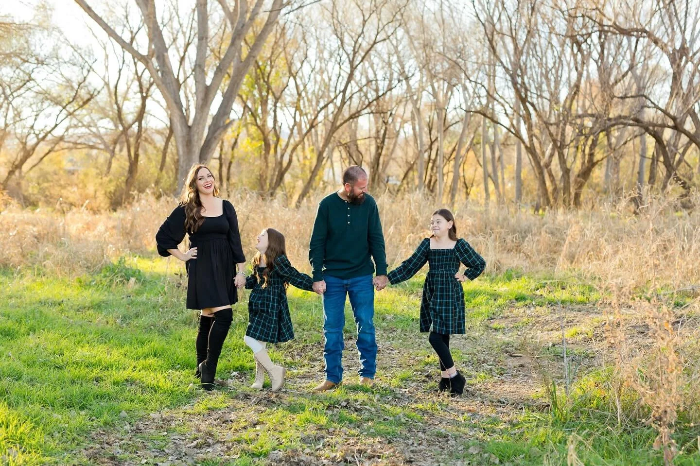 Micro minis happen once a year! If you&rsquo;re looking for a more budget friendly option and get a bomb Christmas card photo, check out the details on my blog&mdash;link in profile 🎄