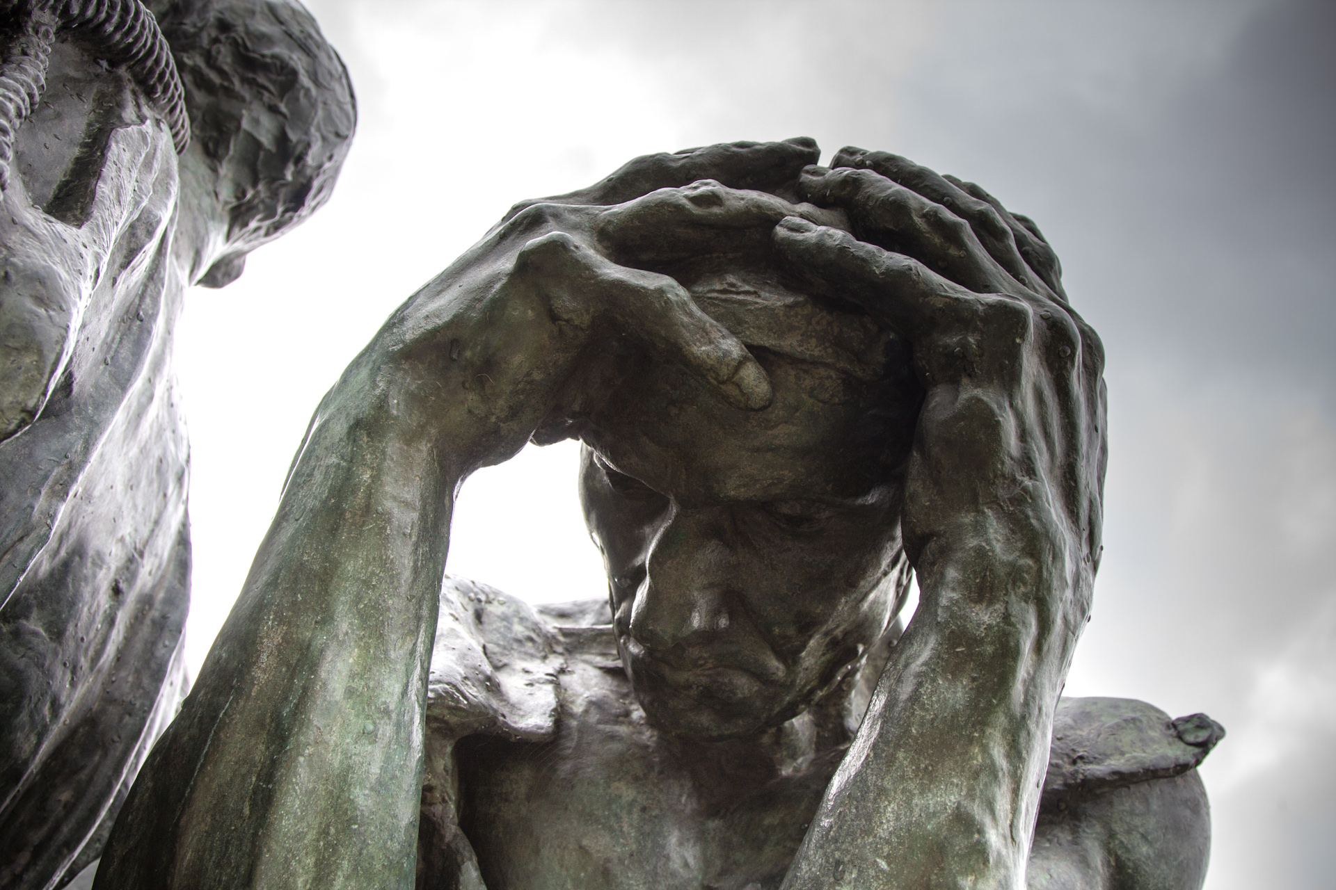 песня скульптор. алое поле челябинск орленок. бог архитектуры. бронзовая фигура красный армеец с лыжами. скульптор марк куинн.