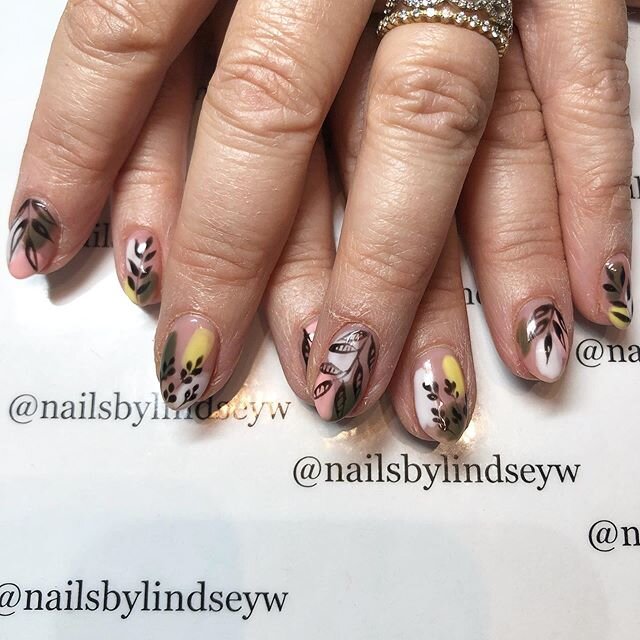 Ok this isn&rsquo;t funny anymore, I just wanna paint nails again 😭 
#nailsbylindseyw #nails #gelpolish #shellac #naturalnails #naildesigns #nailart #freehandnailart #nailideas #gelish #notd #manicure #springnails