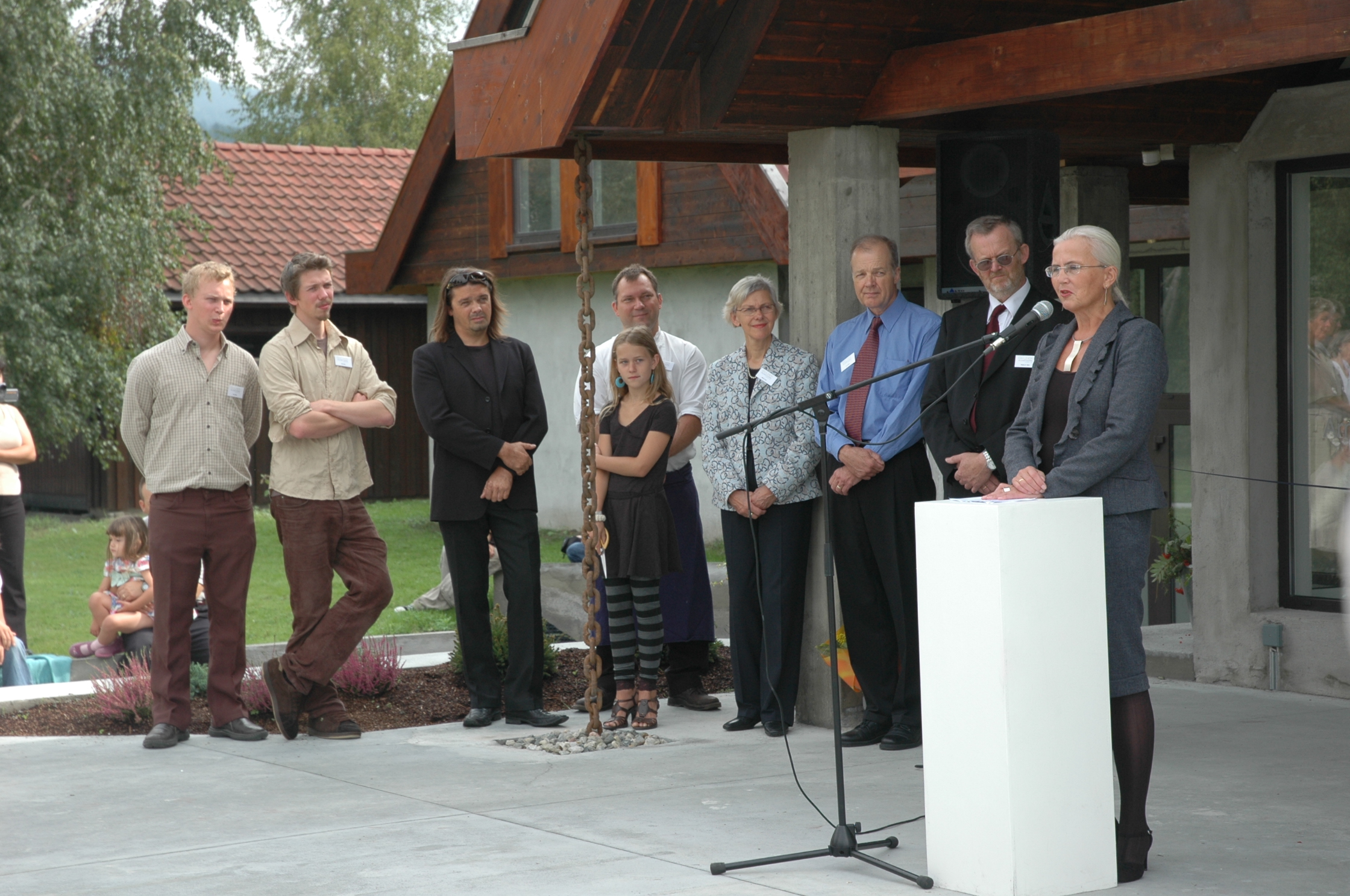 Fra venstre: Jens Welo, Erik Welo, Arne Nøst, Andreas og Marte Devlin, Bibbi Lund, Larry Welo, Walter Welo og Helen Bjørnøy