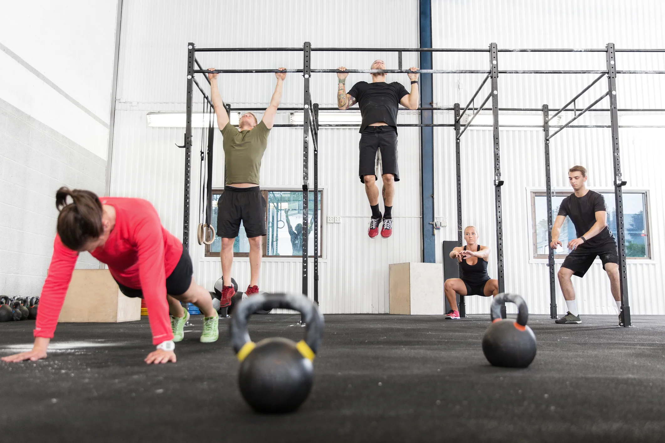 crossfit-group-trains-different-exercises-41159442.jpg