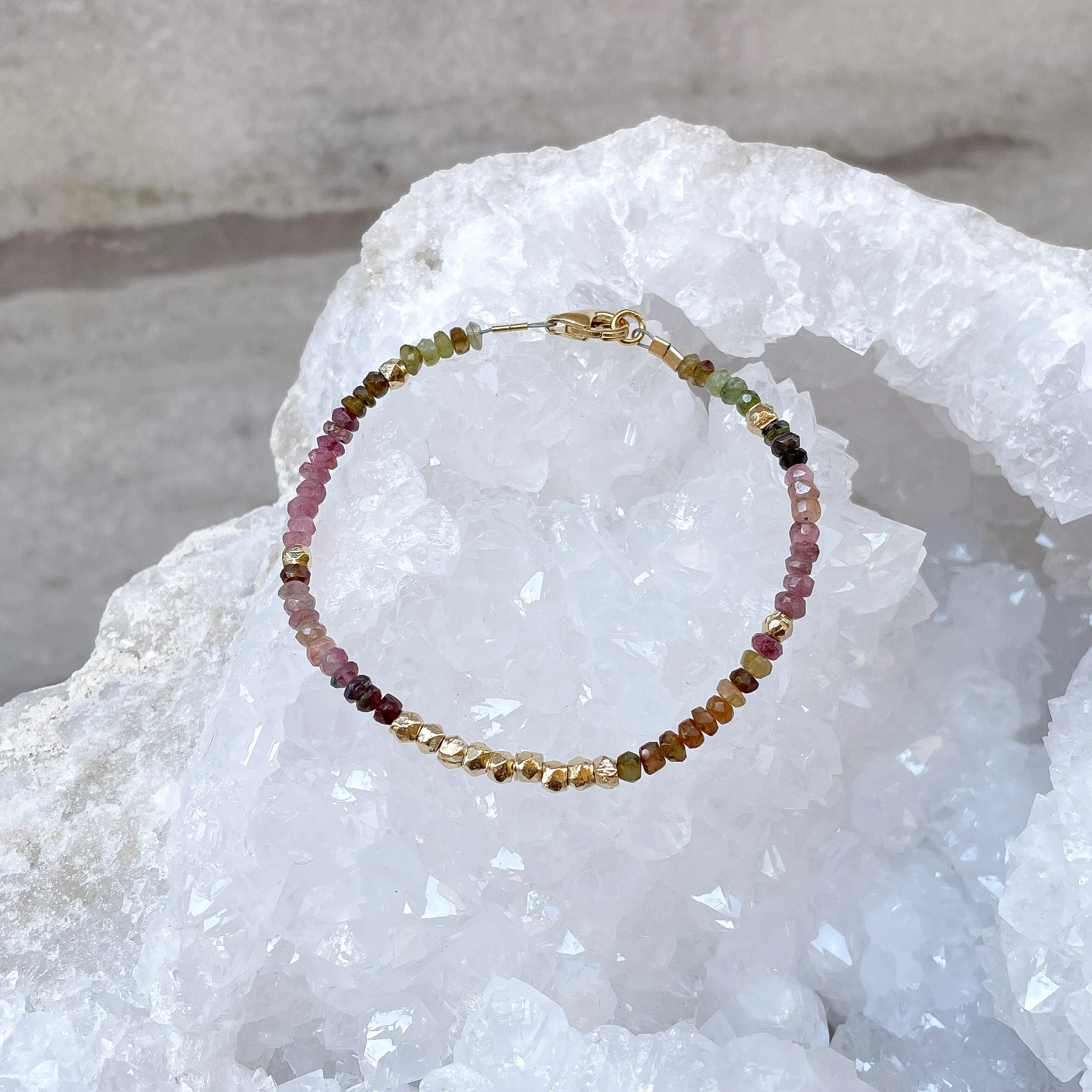 Bijoux Wildstone Paris | Bracelet Shanti vermeil tourmaline gemstone | pulsera turmalina multicolor | Boutique Calame Palma Mallorca | Tienda joyas piedras minerales | Mineral crystal shop shopping Majorca dainty jewellery | Unique designer jewelry.jpg