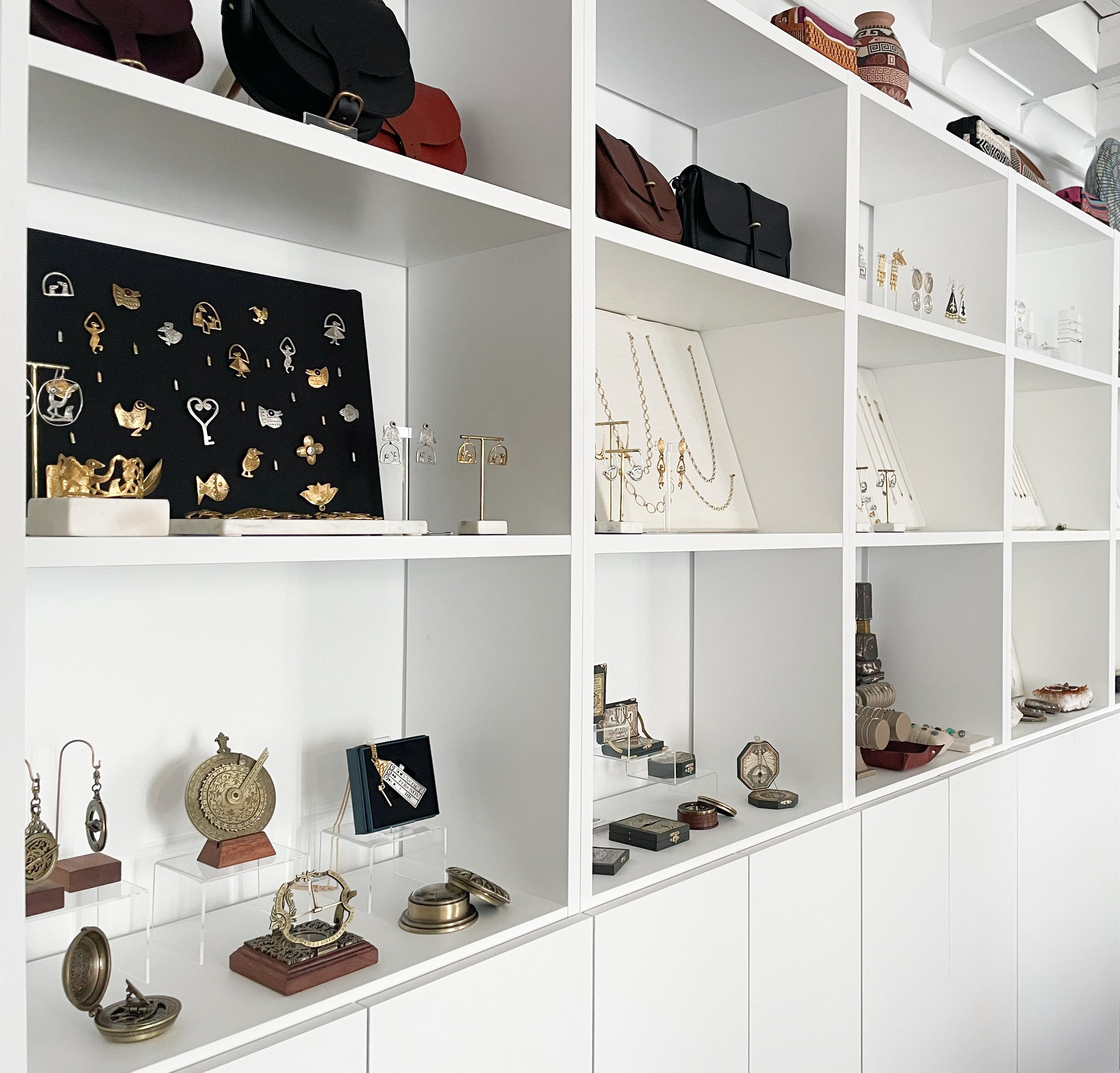 Showroom Calame Palma Mallorca - Bolsos piel cuero Bleu de Chauffe leather bags - astrolabios brújulas astrología astronomía Hemisferium - Broches pendientes joyas Elisabeth Riveiro - Bijoux 5 Octobre Jewelry - Regalos especiales - private shopping.jpg