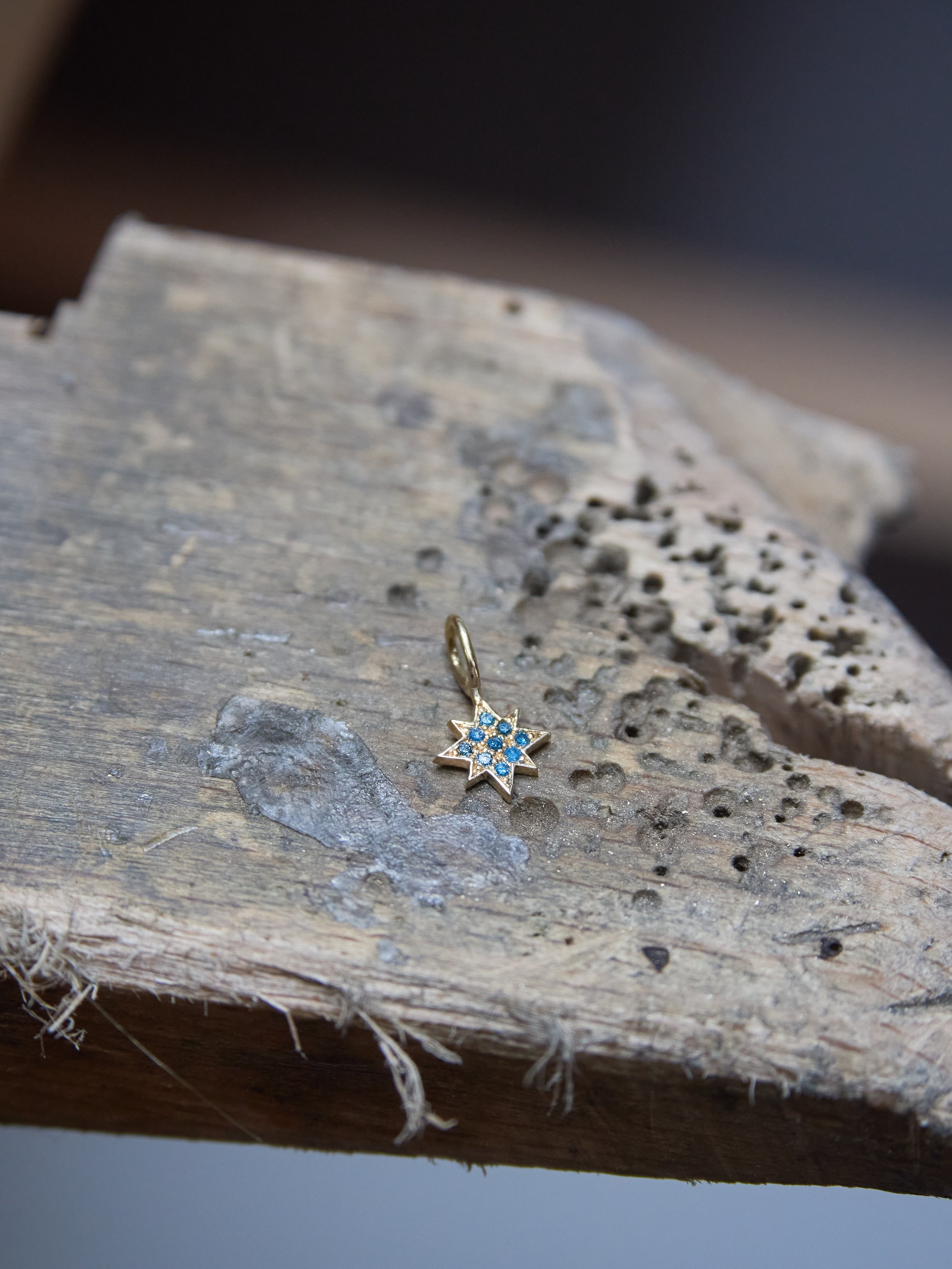 Lucky charm star-shaped pendant with blue diamonds - Palma de Mallorca