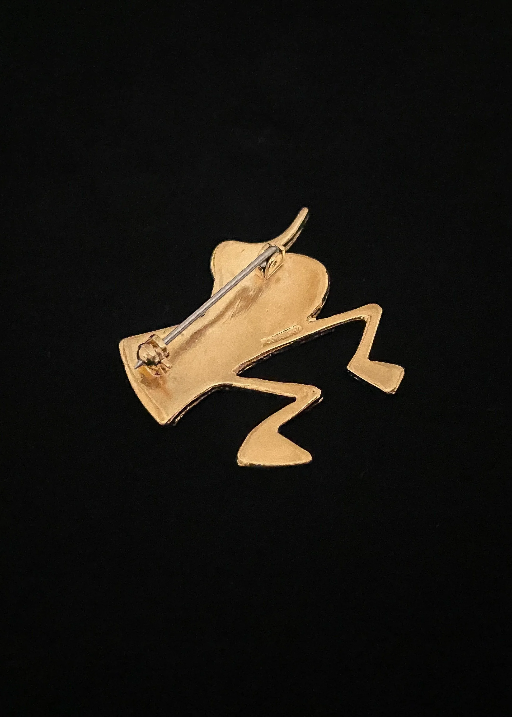 Back view of the ARSÈNE bird brooch by Elisabeth Riveiro, handcrafted in gold-plated bronze in her Paris workshop.