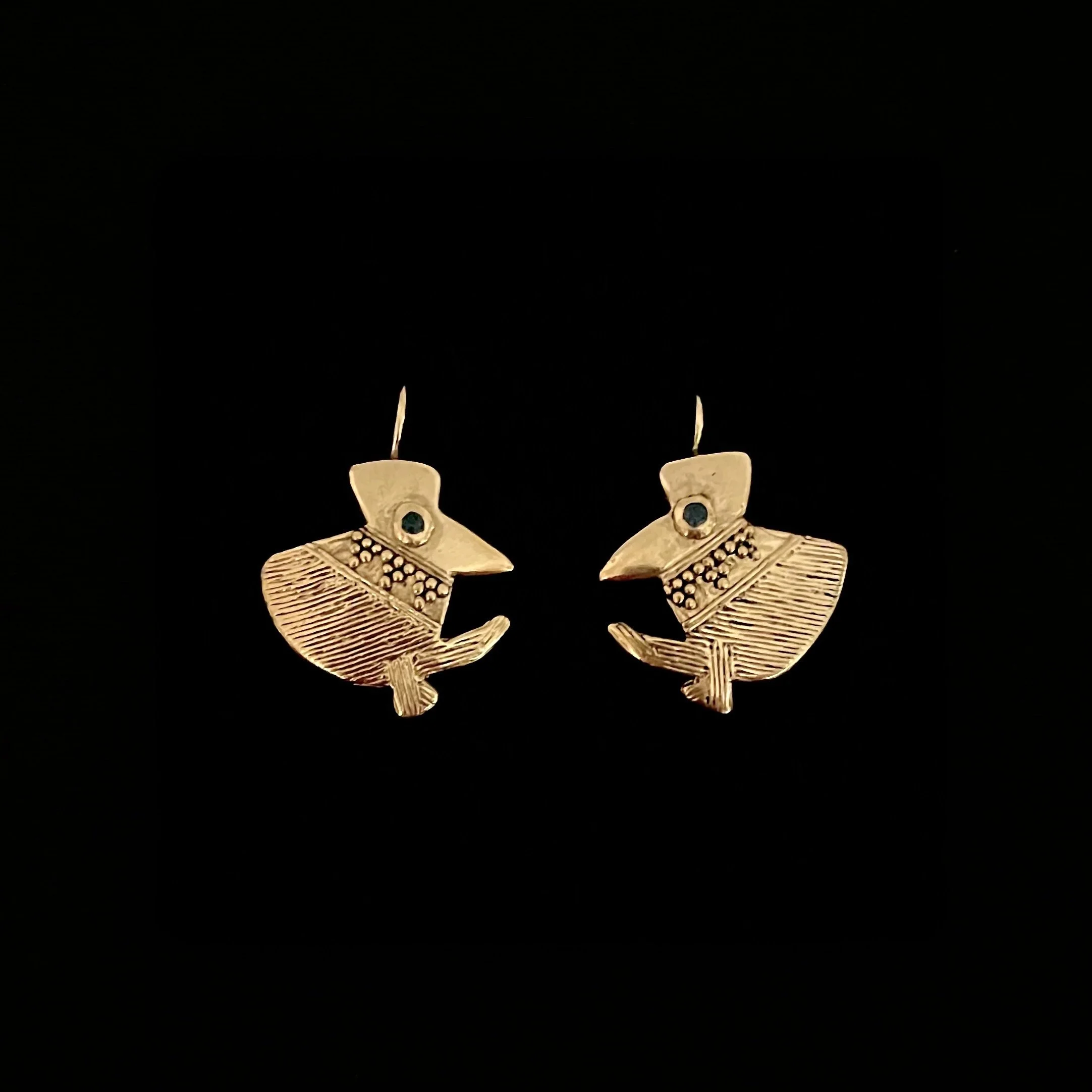 Pair of Piano bird earrings by Elisabeth Riveiro in gold-plated bronze, featuring two facing birds with textured wings, decorative raised dots and dark enamel eyes.