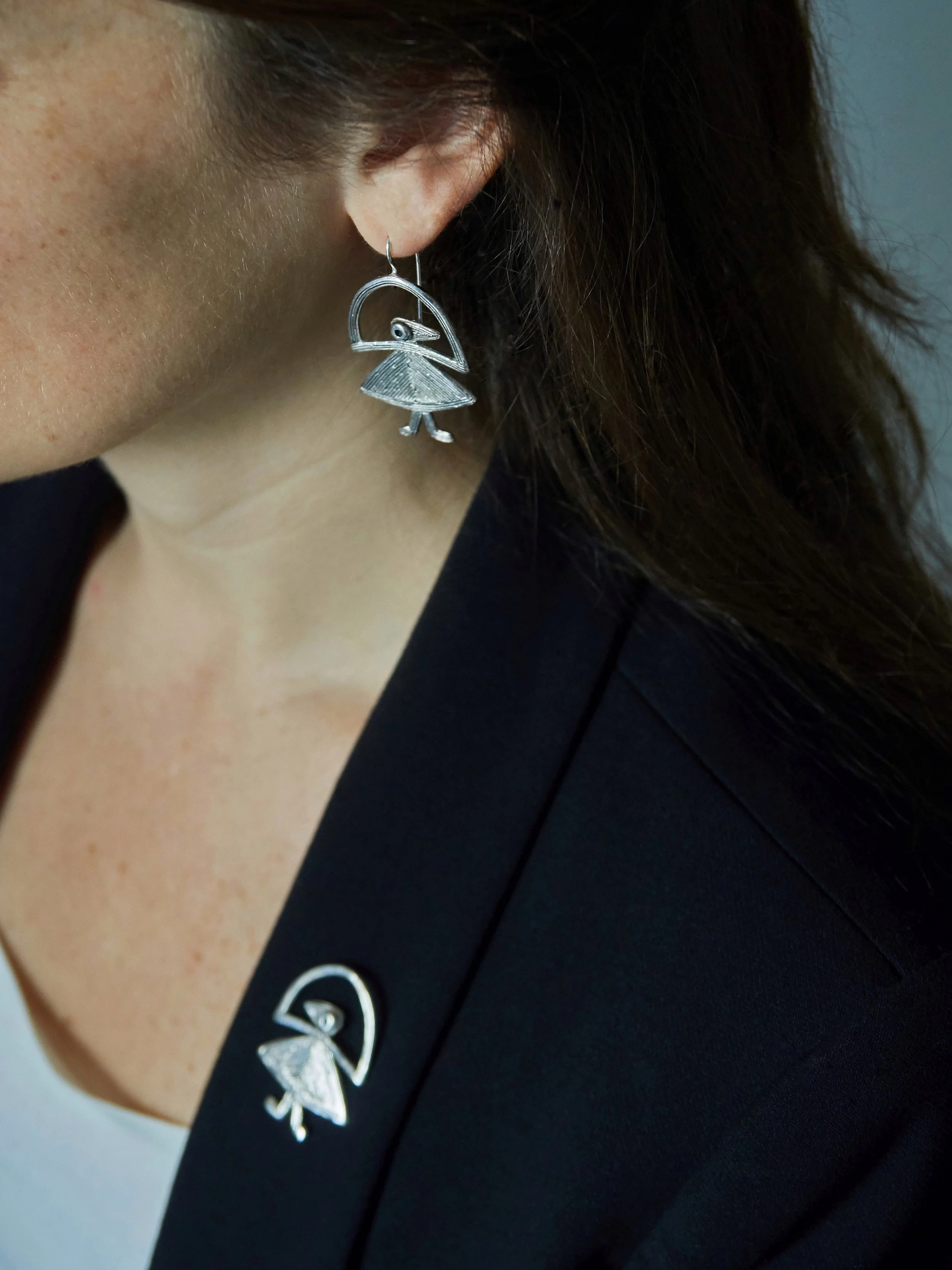 Elastis bird earrings in silver-plated bronze by Elisabeth Riveiro, handcrafted in Paris using the lost-wax casting technique, worn on model – AMBART Palma de Mallorca.