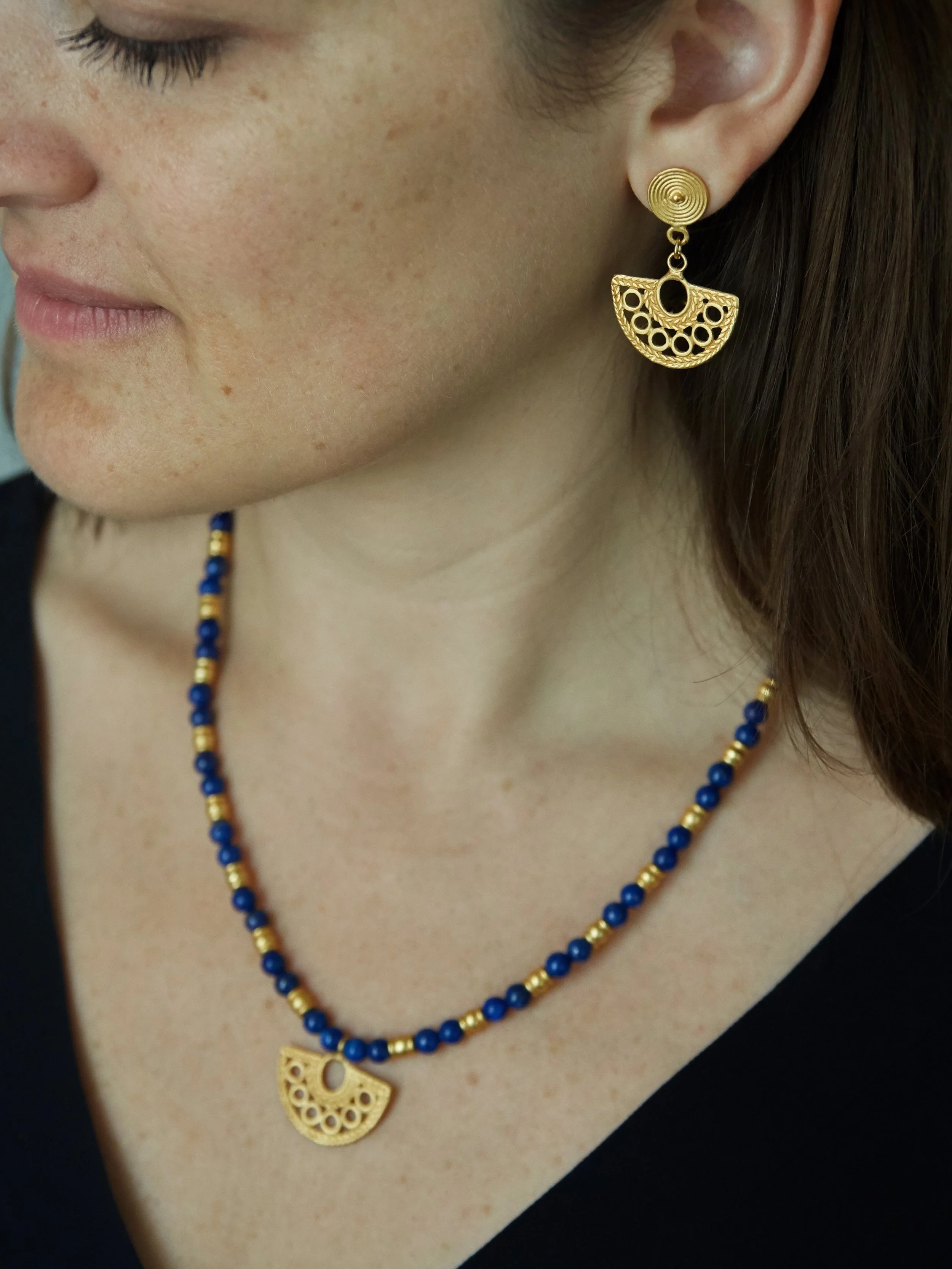 Zenú-inspired half-moon necklace with lapis lazuli beads and matching earrings, handcrafted Galeria Eldorado jewellery at Ambart in Palma.