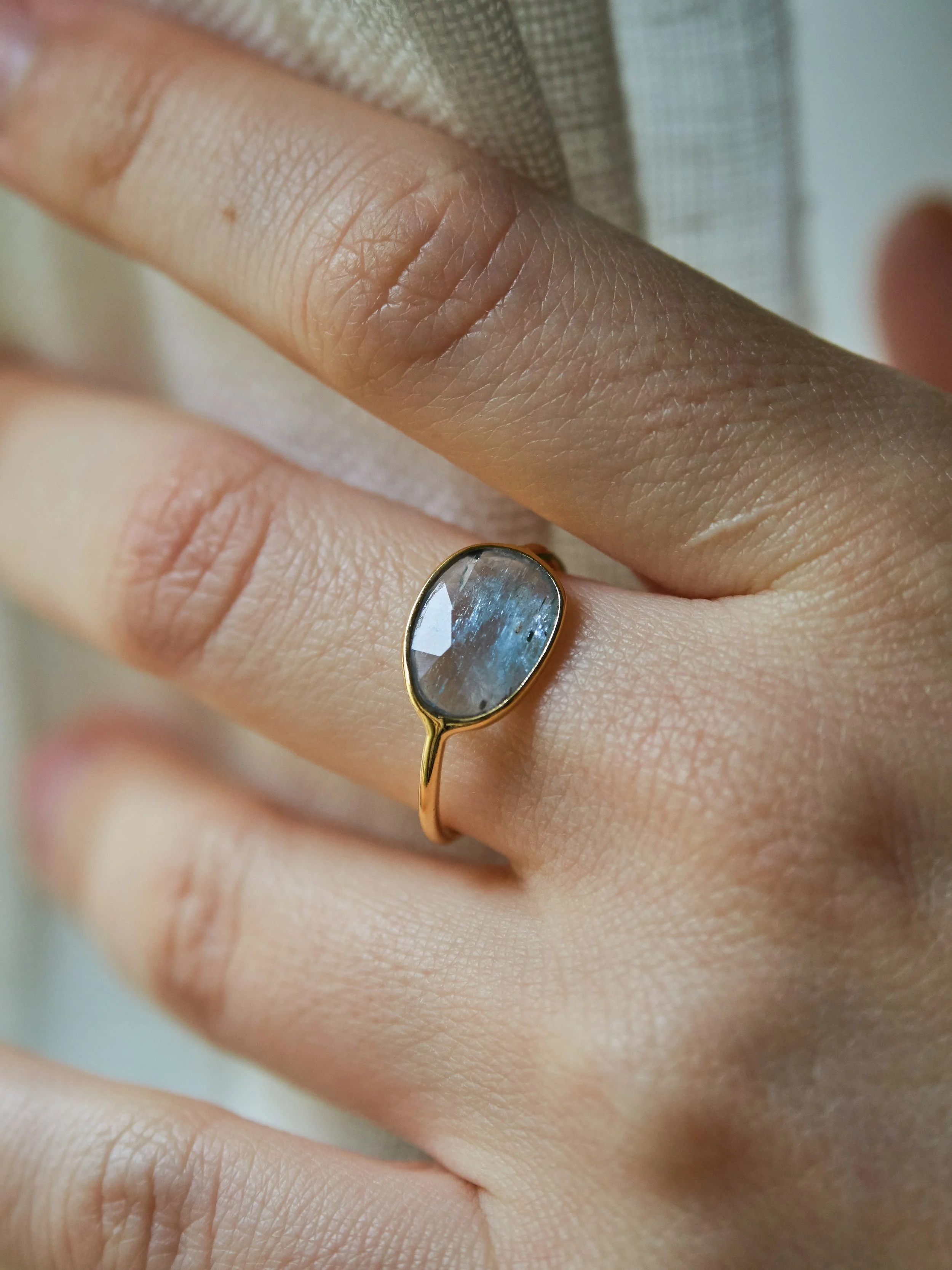 Jewelry Sophie Deschamps gold plated ring with blue kyanite Ambart Palma de Mallorca