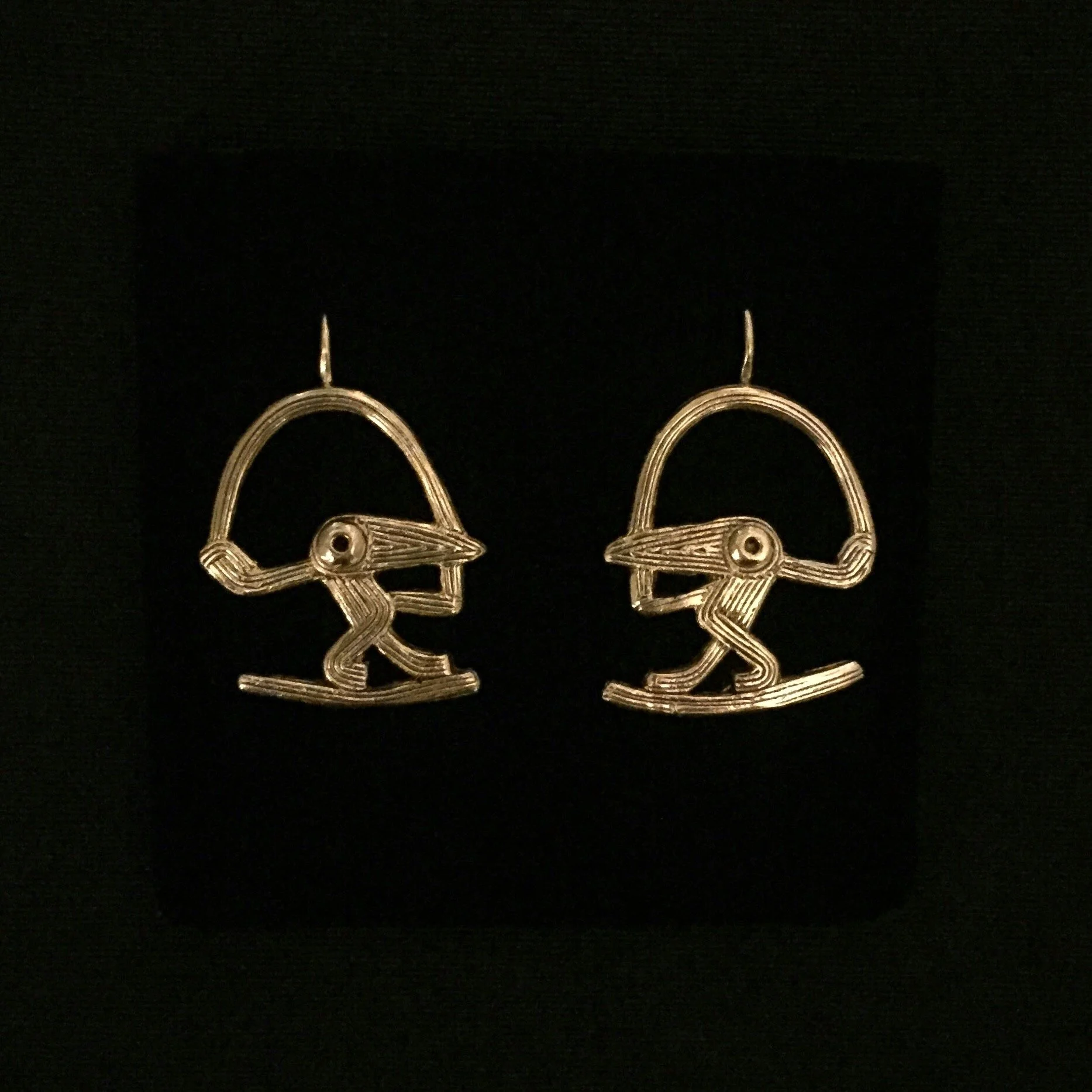Cordeli bird earrings in gold-plated bronze by Elisabeth Riveiro, front view, handcrafted lost-wax casting jewellery.