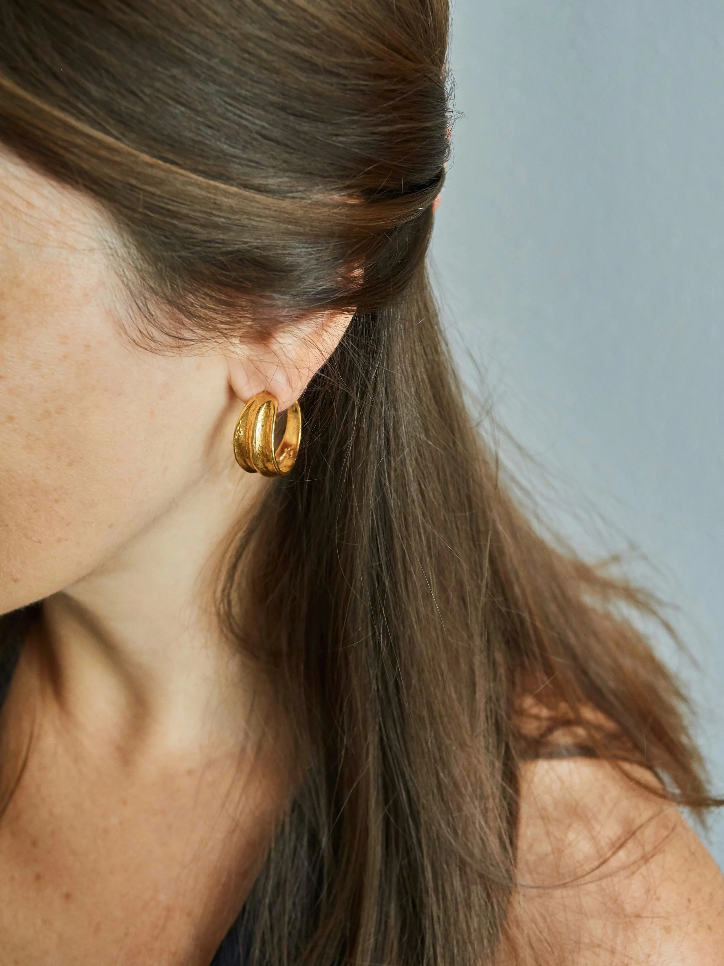 elisabeth-riveiro-jewellery-paris-duo-hoop-earrings-golden-bronze-french-art-workshop-lost-wax-casting-designer-gifts-ambart-palma-mallorca.jpg