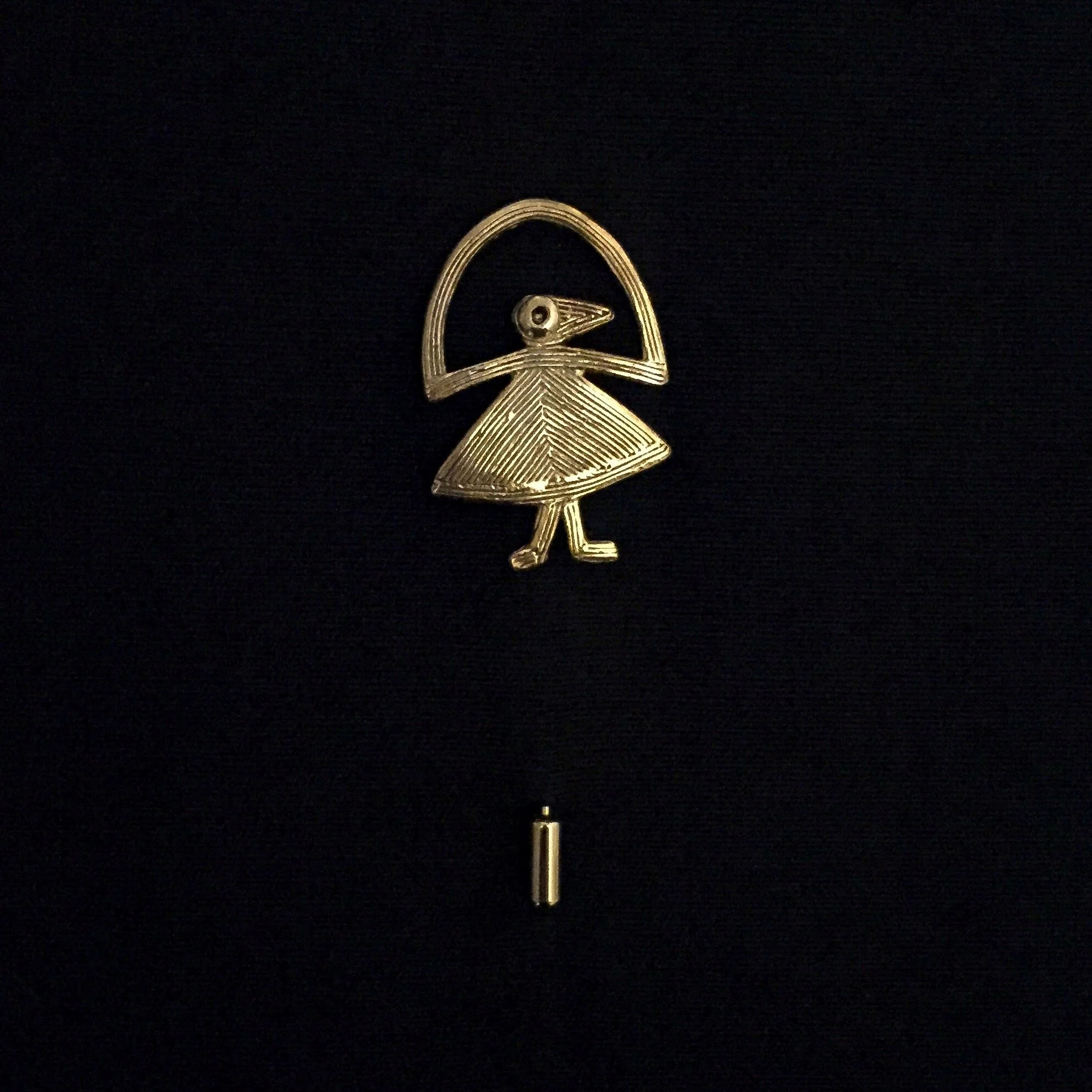 Back view of Elisabeth Riveiro “Elastis” gold-plated bronze fibula brooch pin, showing the long needle fastening inspired by ancient fibulae.