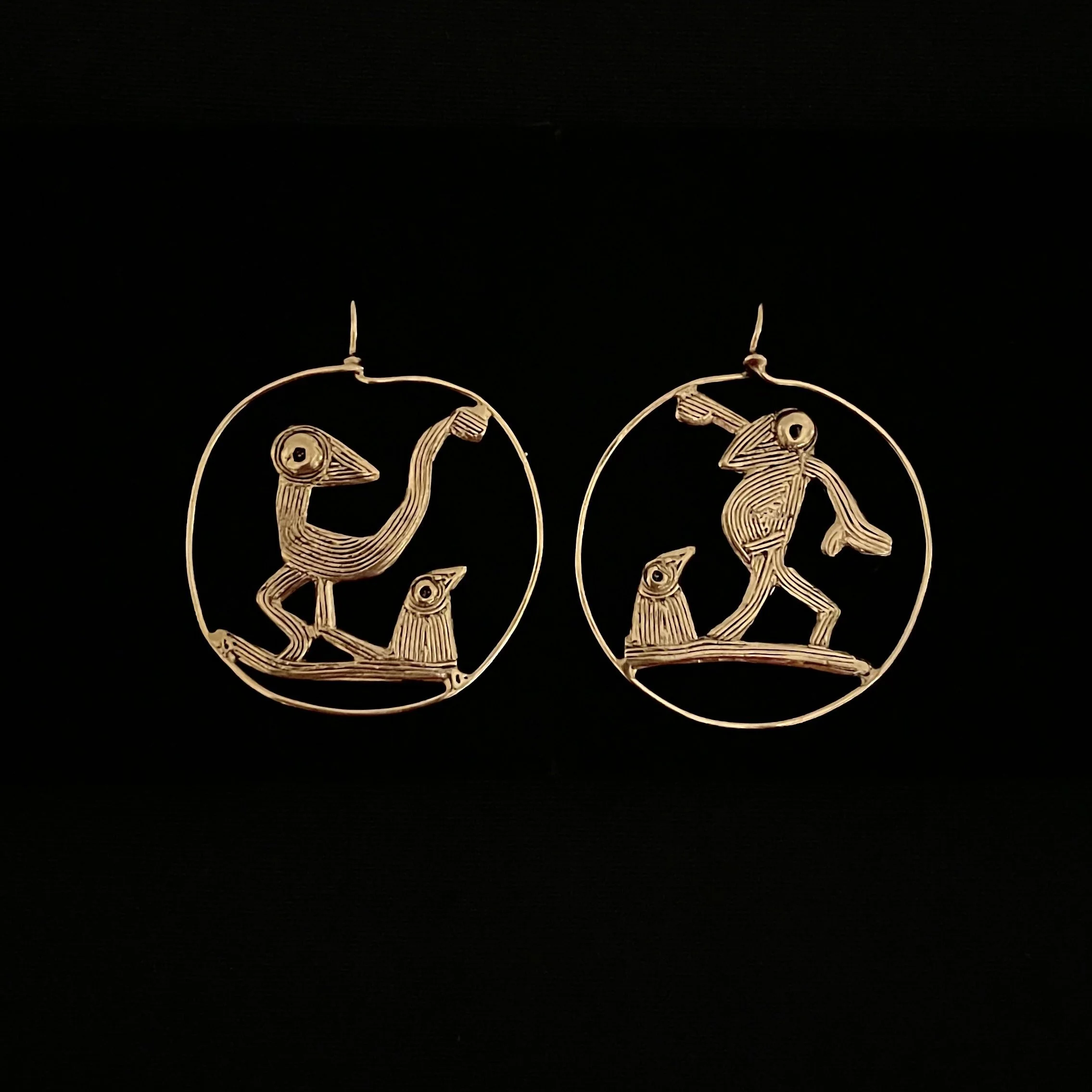 Farandole dancing birds earrings by Elisabeth Riveiro in gold-plated bronze, circular sculptural composition with stylised birds in rhythmic movement.