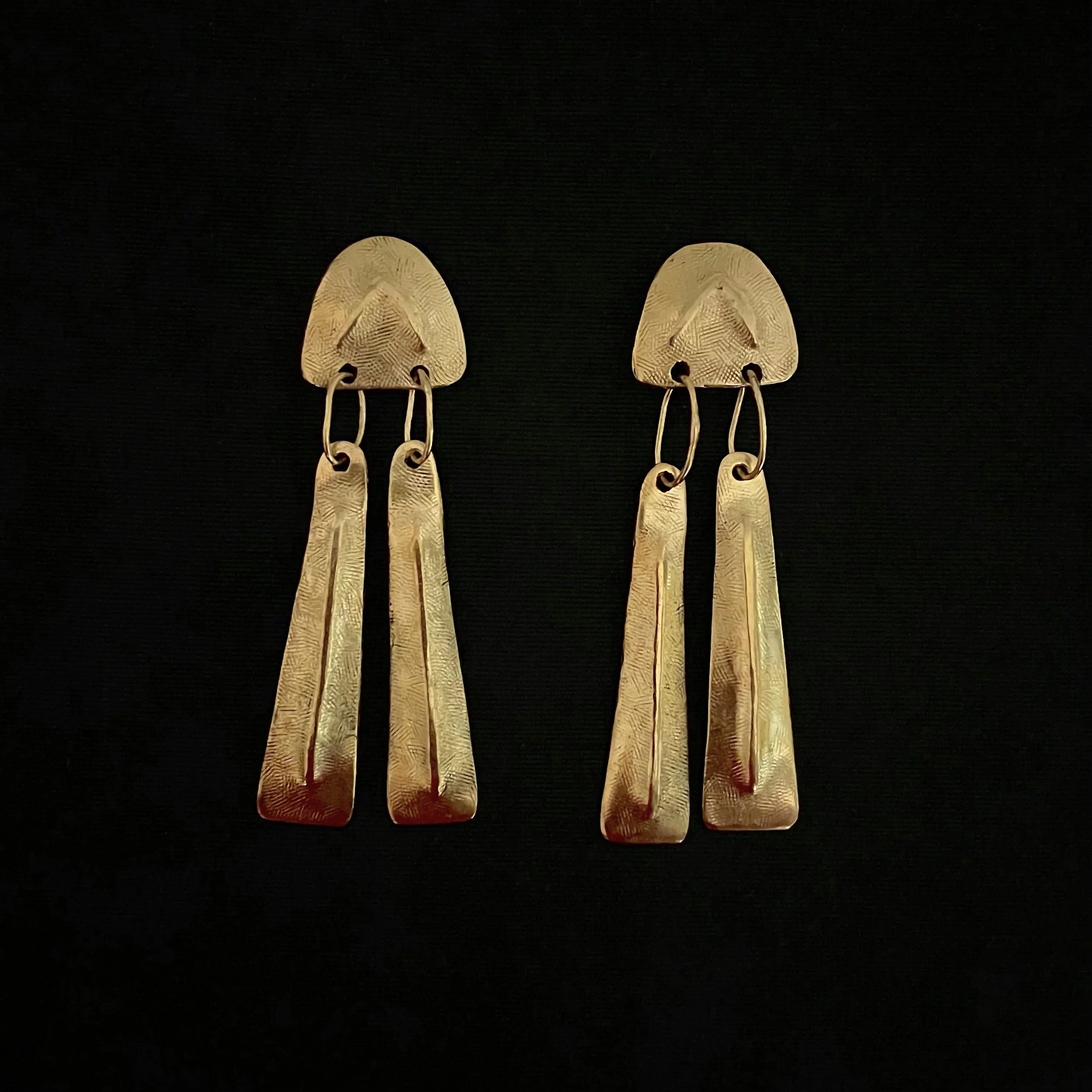 Vénus long gold-plated bronze earrings by French jewellery designer Elisabeth Riveiro. Sculptural geometric studs with two elongated textured pendants, handcrafted in Paris using lost-wax casting.